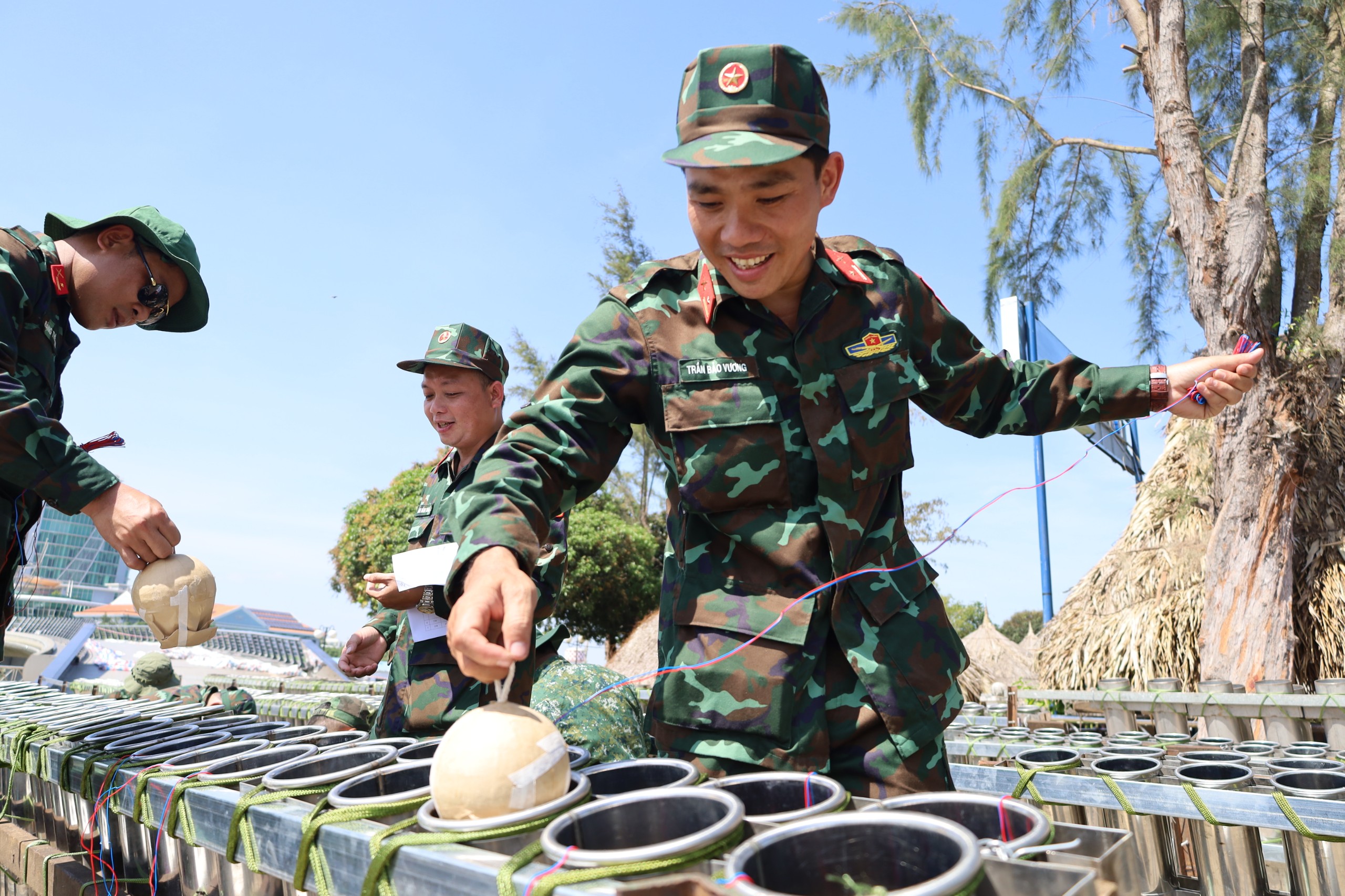 Dù làm việc dưới thời tiết nắng nóng nhưng trên gương mặt của các chiến sĩ luôn nở nụ cười vì 2 năm rồi mới lại được thực hiện bắn pháo hoa phục vụ người dân.