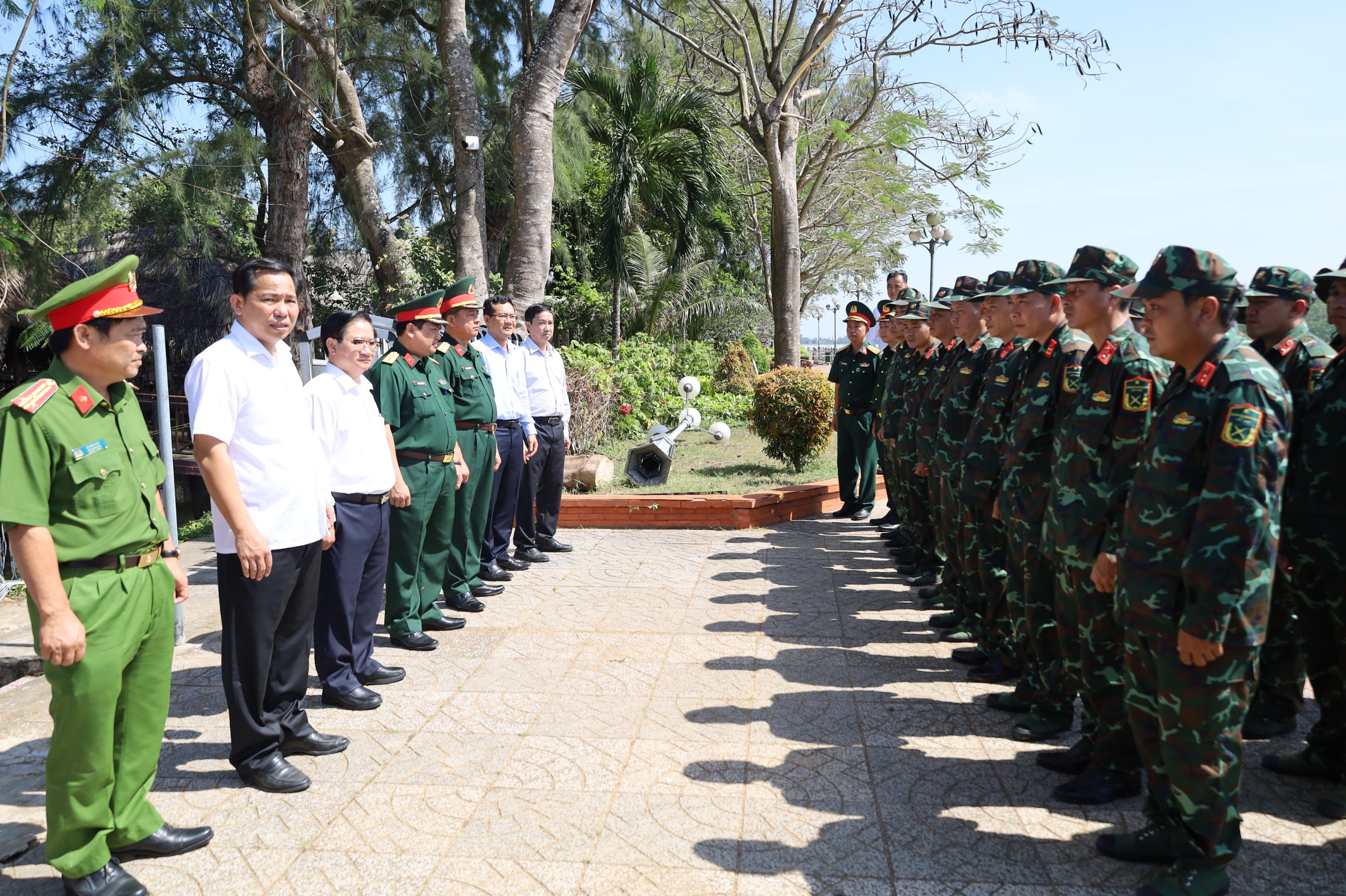 Ông Lê Quang Mạnh - UV BCH Trung ương Đảng, Bí thư Thành ủy Cần Thơ và ông Trần Việt Trường - Phó Bí thư Thành ủy, Chủ tịch UBND TP. Cần Thơ đến kiểm tra, thăm hỏi và động viên lực lượng làm nhiệm vụ tại trận địa pháo hoa tầm cao.