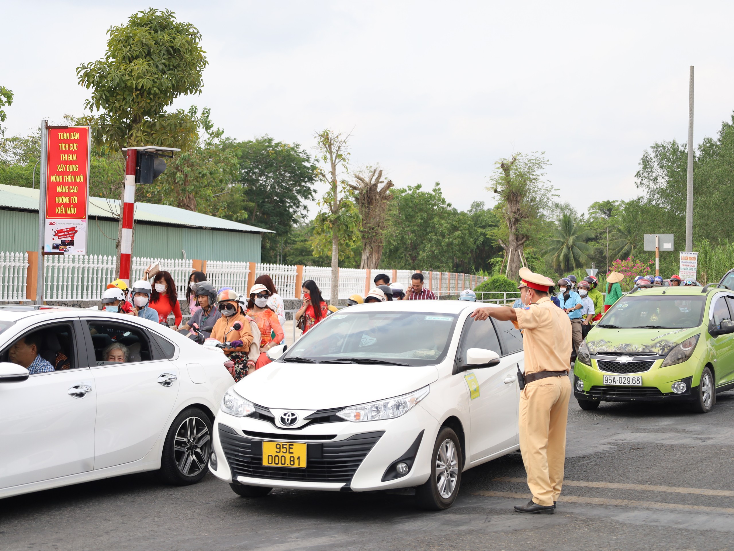 Lực lượng CSGT huyện Phong Điền tăng cường bảo đảm ATGT tại khu vực thiền viện.