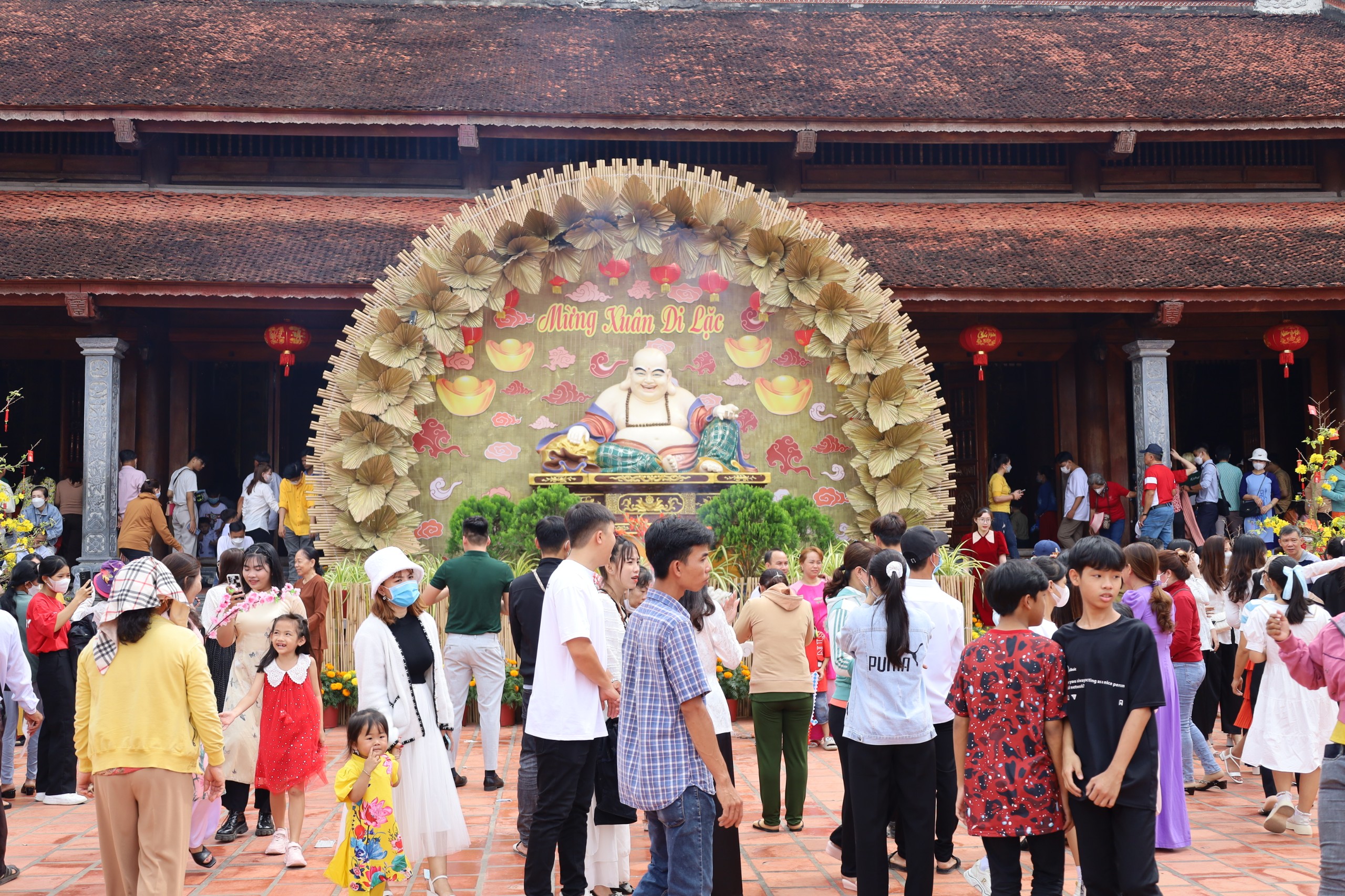 Nhiều em nhỏ được gia đình dẫn đi cùng để thắp hương trong ngày đầu của năm mới.