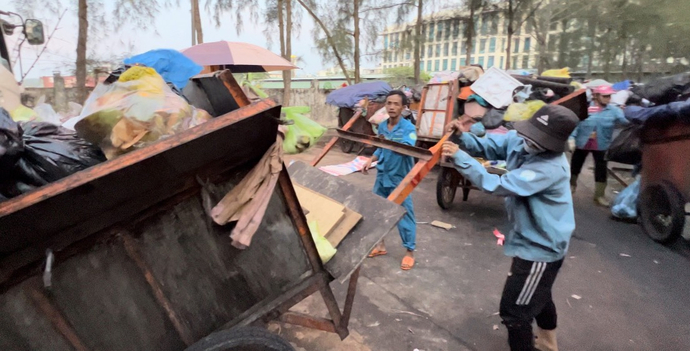 Công nhân đang vận chuyển rác đến trạm tập kết rác ở số 71, đường Trần Phú, P.Cái Khế, Q. Ninh Kiều.