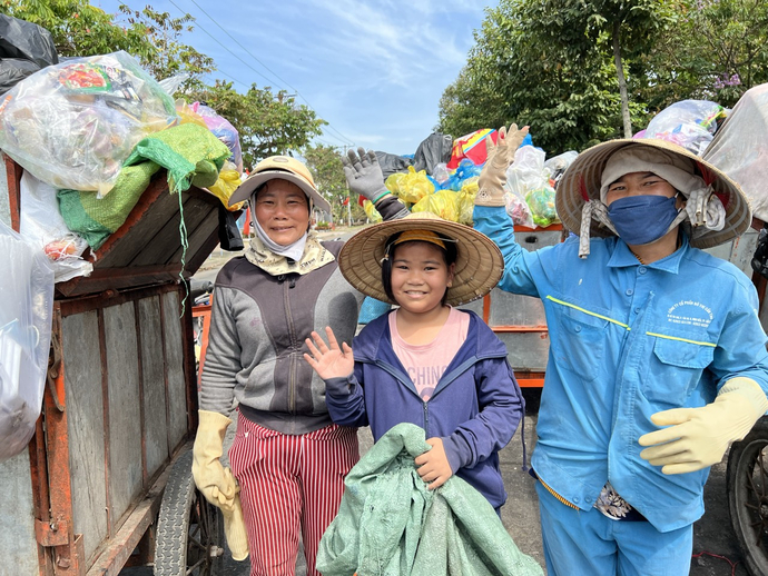 Niềm vui của những người lao động vệ sinh dịp Tết chính là bầu không khí trong xanh được trả lại.