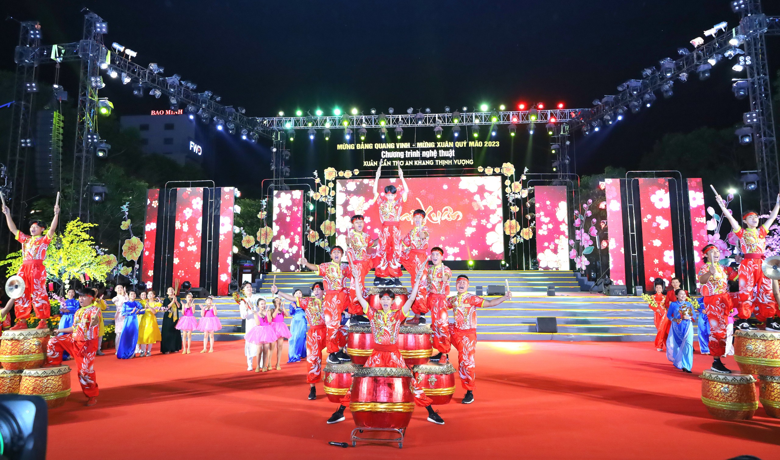 Mở màn chương trình là tiết mục “Trống hội khai xuân” do đội trống Lương Ấn Đường biểu diễn.