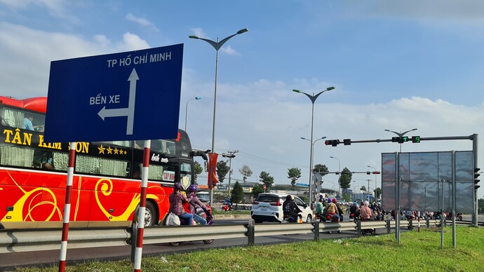 Dòng xe đổ về các tỉnh miền Đông đông dần, hàng ngàn người chạy xe máy từ các tỉnh miền Tây trở về các tỉnh làm việc.