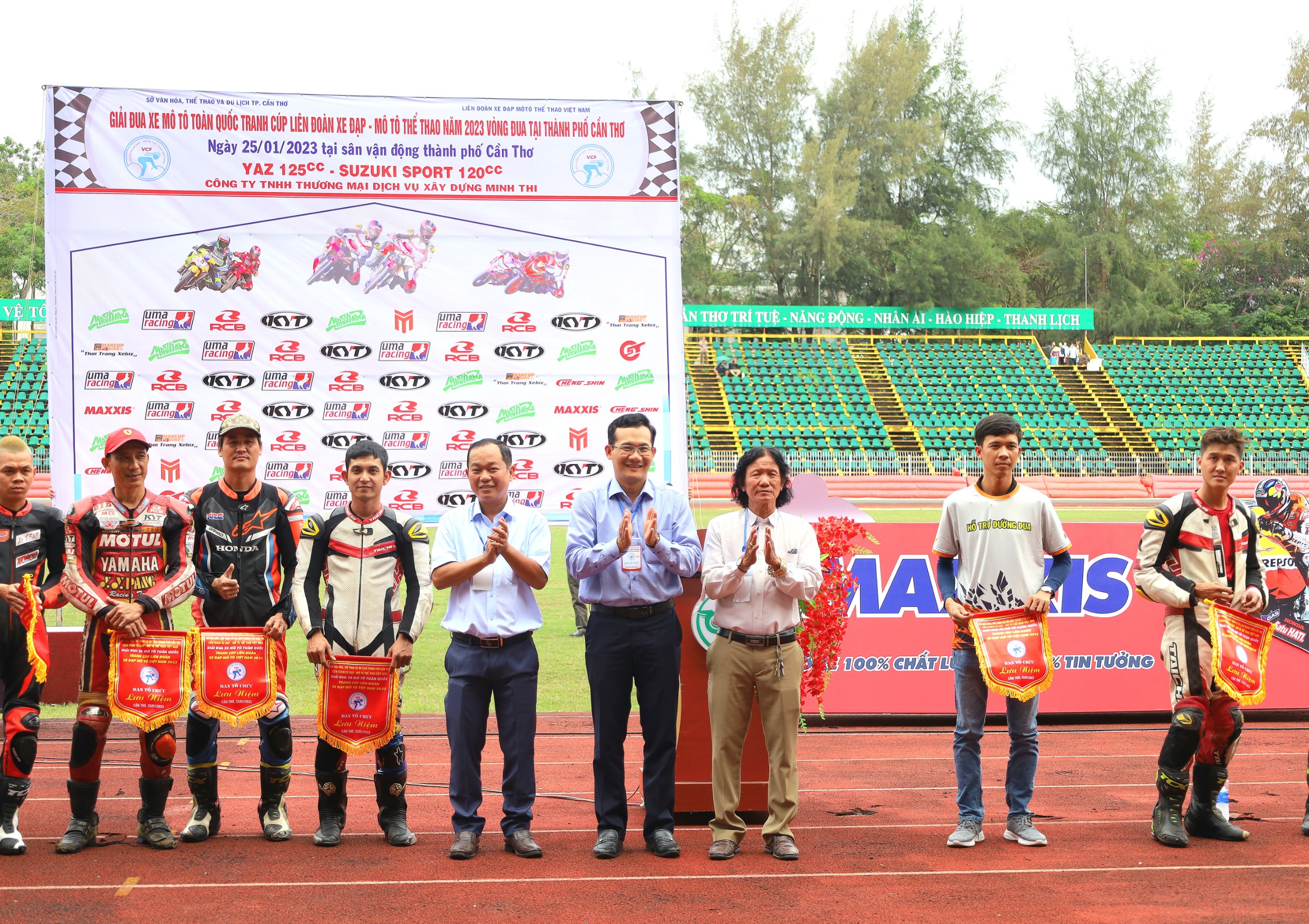 Ông Nguyễn Minh Tuấn - Giám đốc Sở Sở Văn hóa, Thể thao và Du lịch TP. Cần Thơ và ông Trương Công Quốc Việt – Phó Giám đốc Sở Văn hóa, Thể thao và Du lịch TP. Cần Thơ tặng cờ lưu niệm cho các vận động viên tham dự giải.