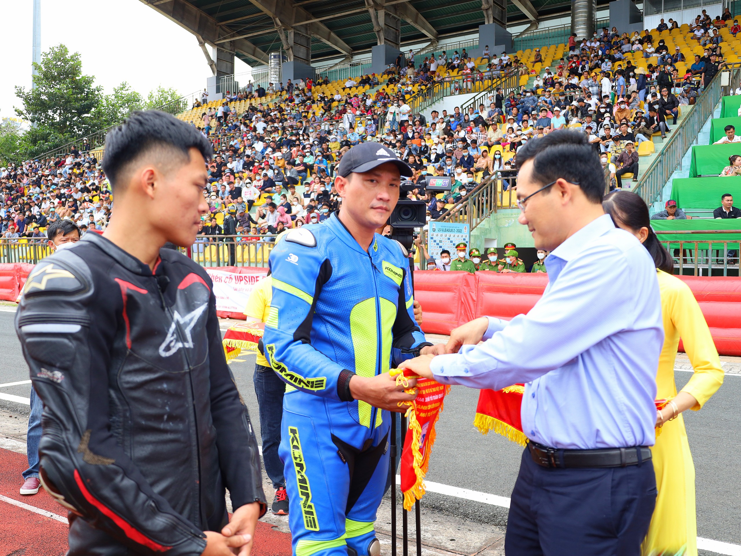 Ông Nguyễn Minh Tuấn - Giám đốc Sở Sở Văn hóa, Thể thao và Du lịch TP. Cần Thơ tặng cờ lưu niệm cho các vận động viên tham dự giải.