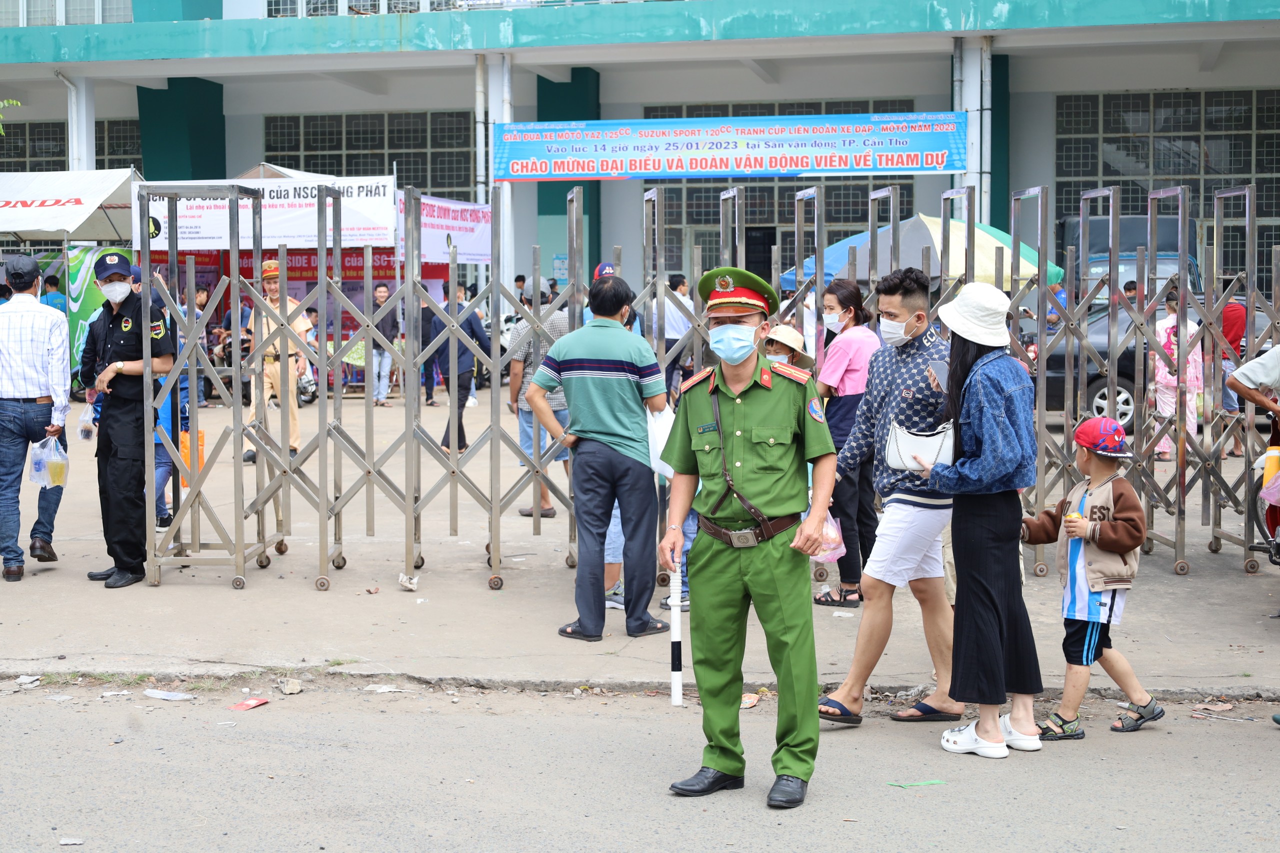 Lực lượng CSTT quận Ninh Kiều làm nhiệm vụ đảm bảo ANTT trước giờ diễn ra cuộc đua.