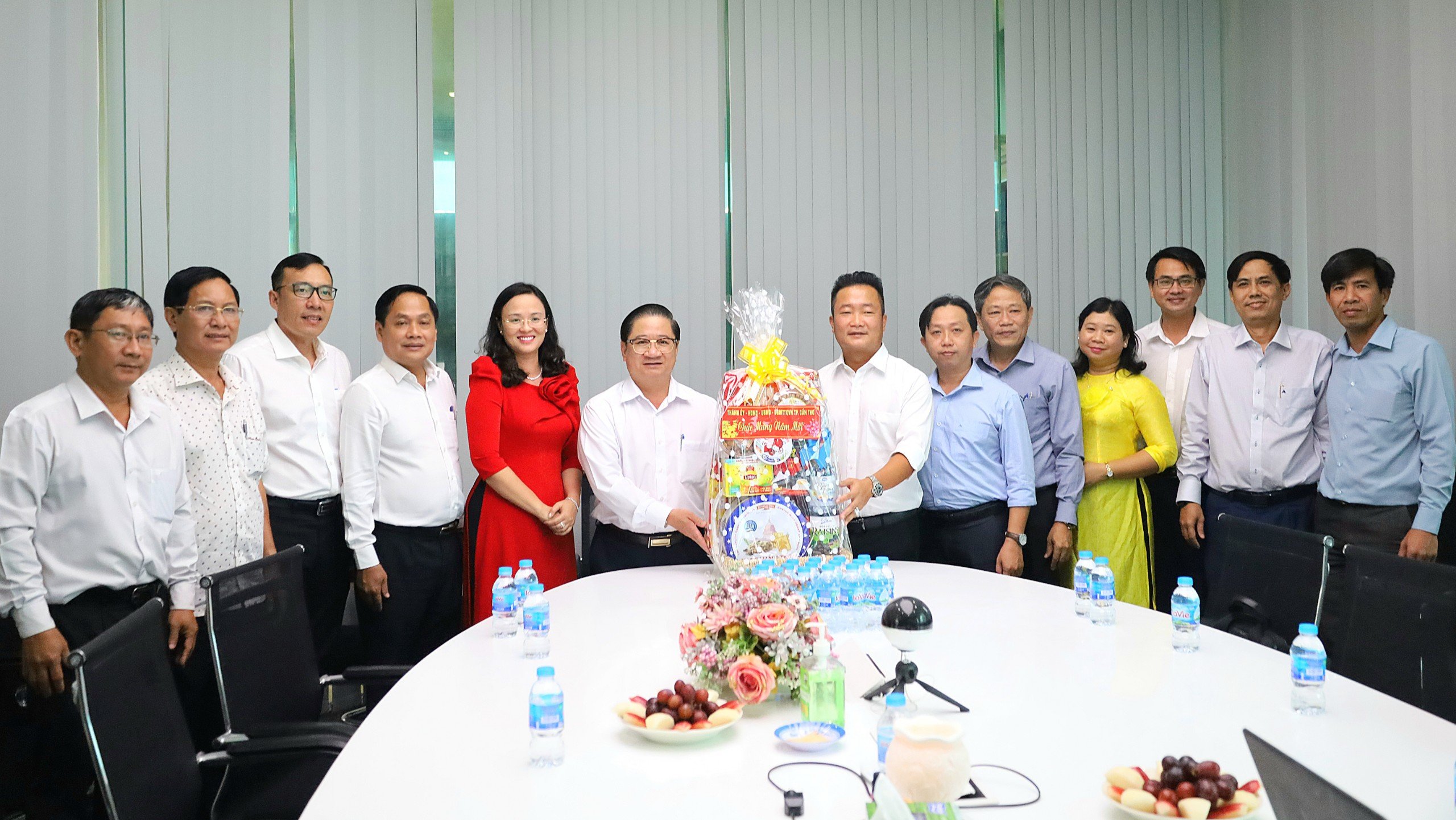 Ông Trần Việt Trường - Phó Bí thư Thành ủy, Chủ tịch UBND TP. Cần Thơ và đoàn công tác thăm và chúc Tết tại Công ty CP thực phẩm Phạm Nghĩa.