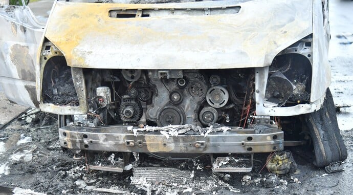 Hiện trường sau vụ cháy đã khiến xe khách 16 cháy rụi hoàn toàn chỉ còn lại khung sắt.