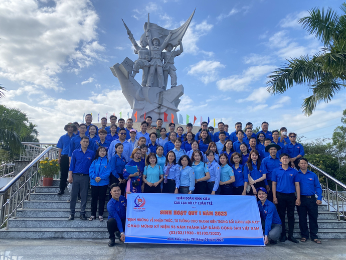 Thanh niên Quận Đoàn Ninh Kiều thắp nhang tưởng niệm và chụp hình lưu niệm tại khu di tích lịch sử chiến thắng Ông Hào.
