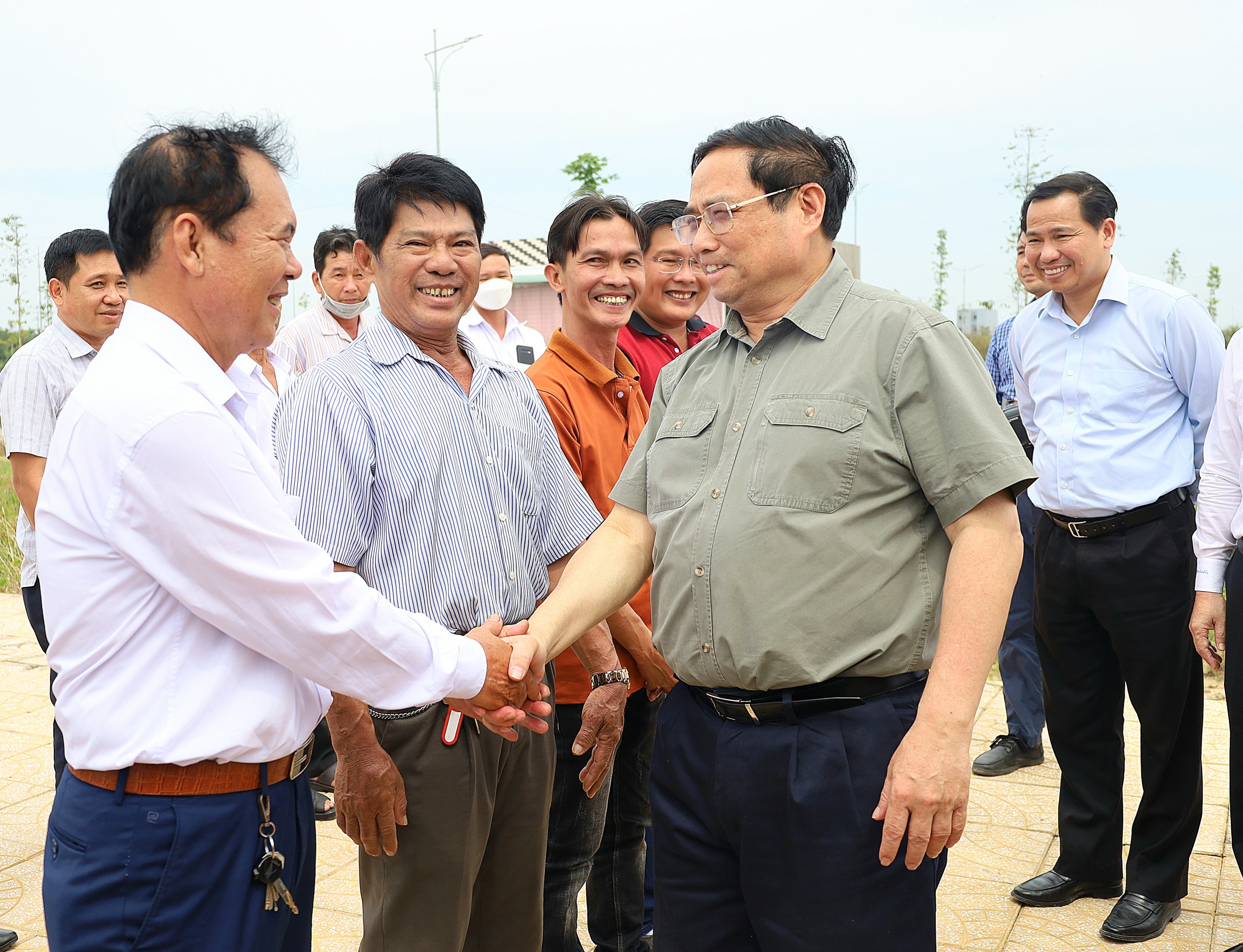 Thủ tướng Phạm Minh Chính trò chuyện, thăm hỏi người dân đang sinh sống tại khu tái định.