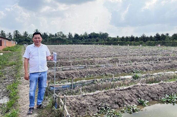 Anh Nguyễn Thanh Tân cùng trang trại nuôi lươn tại Vĩnh Long. Ảnh: Hoài Thanh.