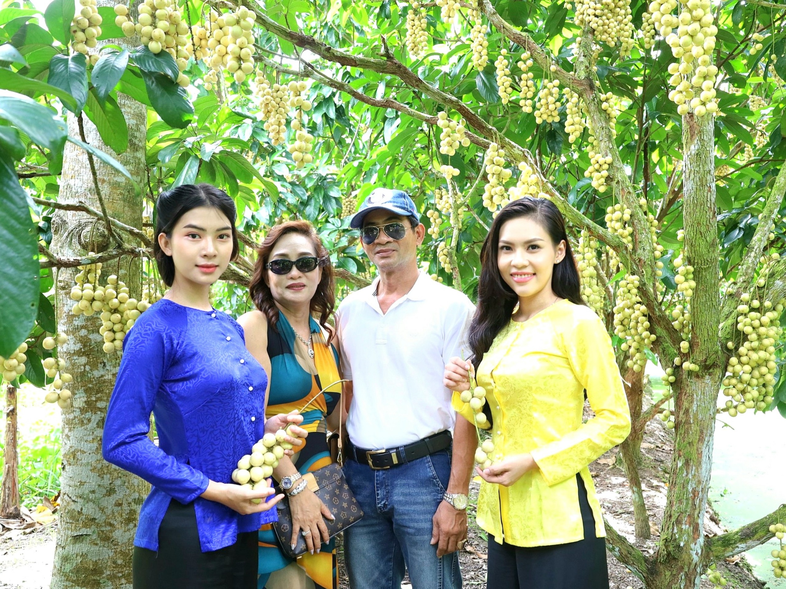 Đặc biệt du khách sẽ được chụp hình, thưởng thức Dâu hạ châu vừa được đưa vào Top 100 đặc sản quà tặng của Việt Nam và không thể bỏ qua món Gà um dâu hạ châu cũng vừa được đưa vào danh sách Top 100 món ăn đặc sản Việt Nam năm 2022.