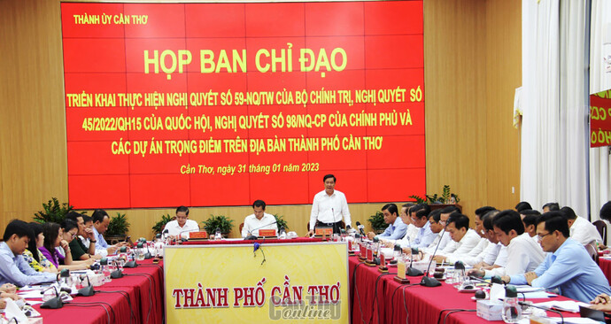 Ông Phạm Văn Hiểu, Phó Bí thư Thường trực Thành ủy, Chủ tịch HĐND thành phố, phát biểu tại cuộc họp.