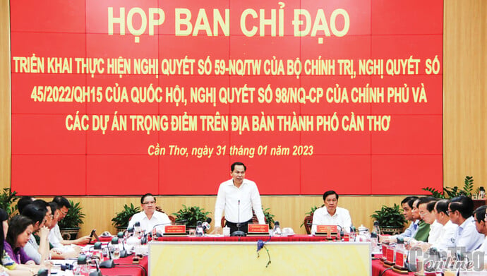 Ông Lê Quang Mạnh, Bí thư Thành ủy, phát biểu chỉ đạo tại cuộc họp.