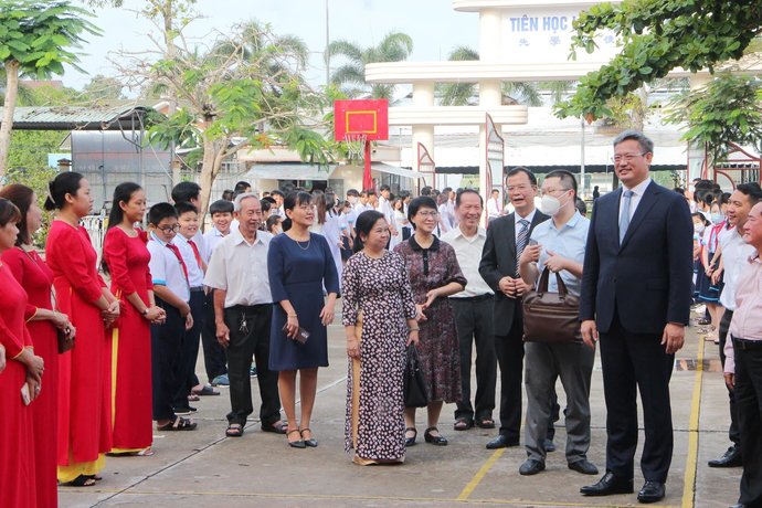 Ngài Ngụy Hoa Tường- Tổng Lãnh sự Trung Quốc tại thành phố Hồ Chí Minh đến thăm và vui Tết Nguyên đán Quí Mão 2023 tại trường Việt- Hoa Cần Thơ.