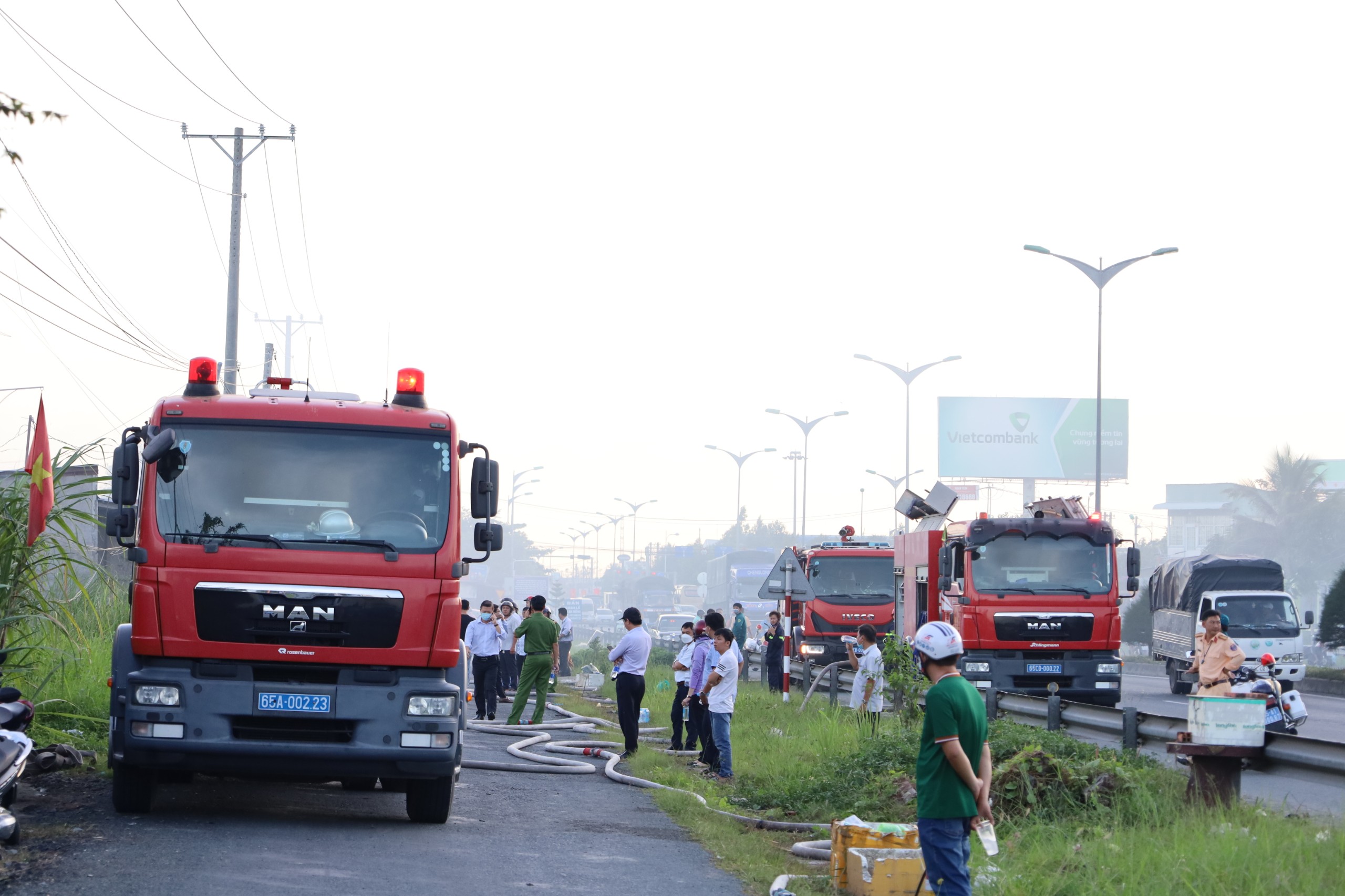 Lực lượng công an quận Cái Răng đã nhanh chóng có mặt triển khai lực lượng bảo vệ hiện trường, điều tiết giao thông và phối hợp cùng lực lượng Phòng cảnh sát PCCC & CHCN dập tắt đám chát kịp thời tránh lây lan sang nhà dân.