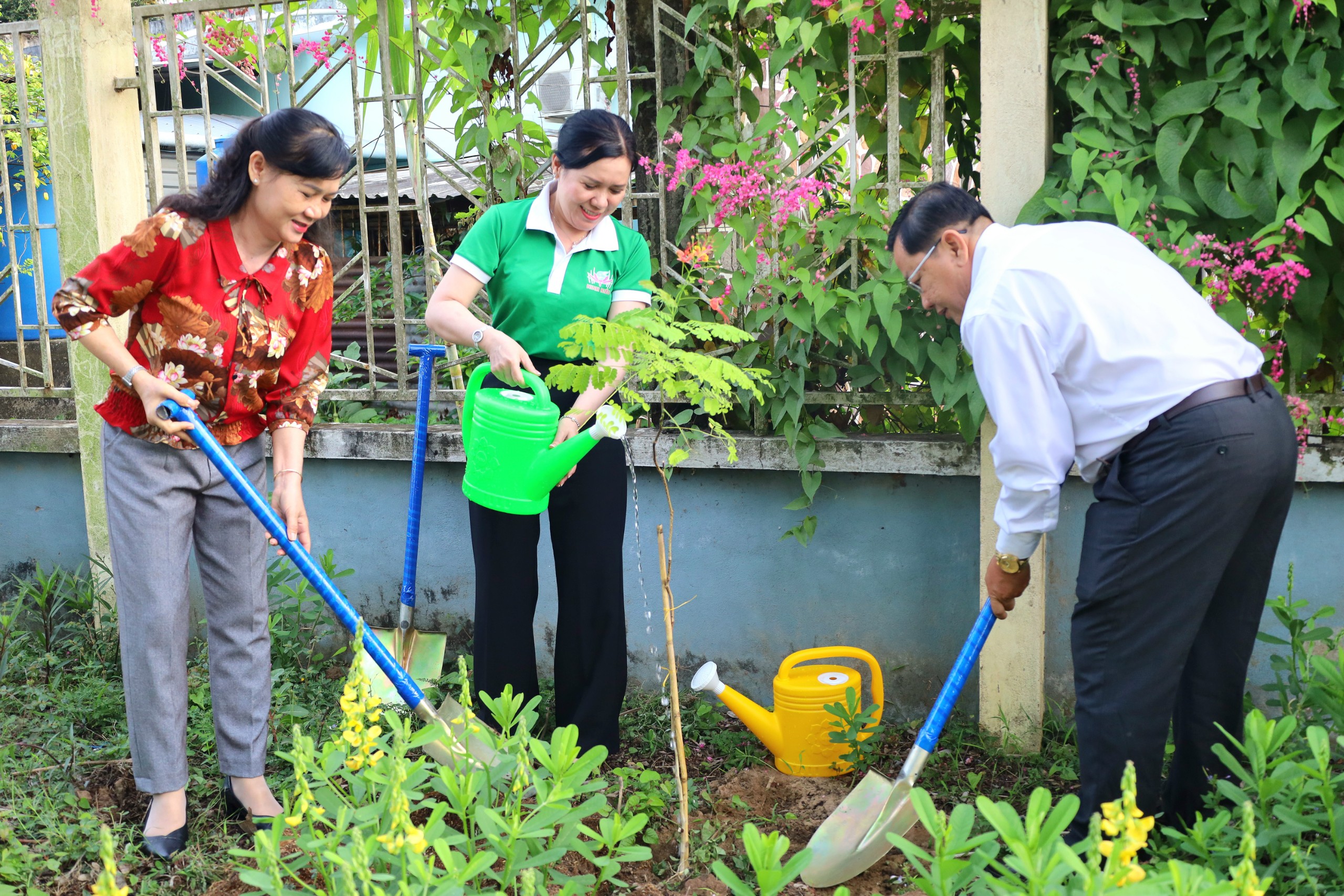 Các đại biểu thực hiện trồng cây xanh trên tuyến đường Nguyễn Văn Trường, phường An Bình, quận Ninh Kiều.