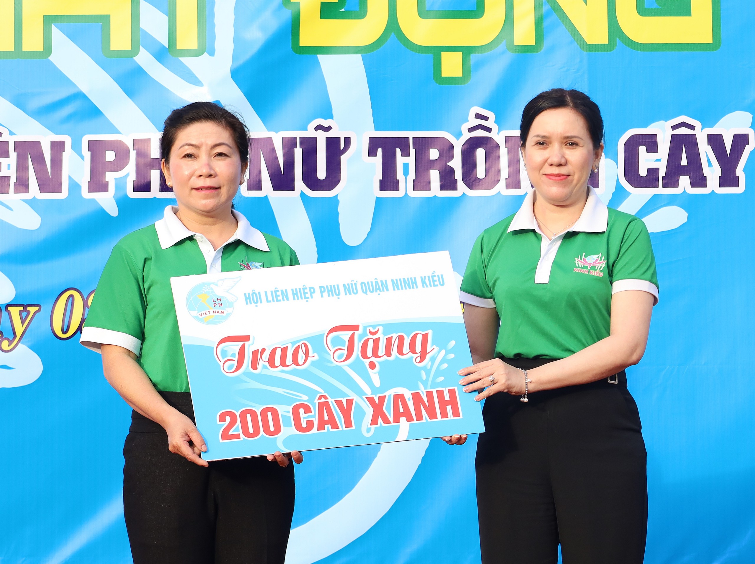 Hội LHPN quận Ninh Kiều đã trao tặng cho Hội LHPN phường An Bình 200 cây xanh gồm chuỗi ngọc và cây điệp, tổng trị giá 4,5 triệu đồng.