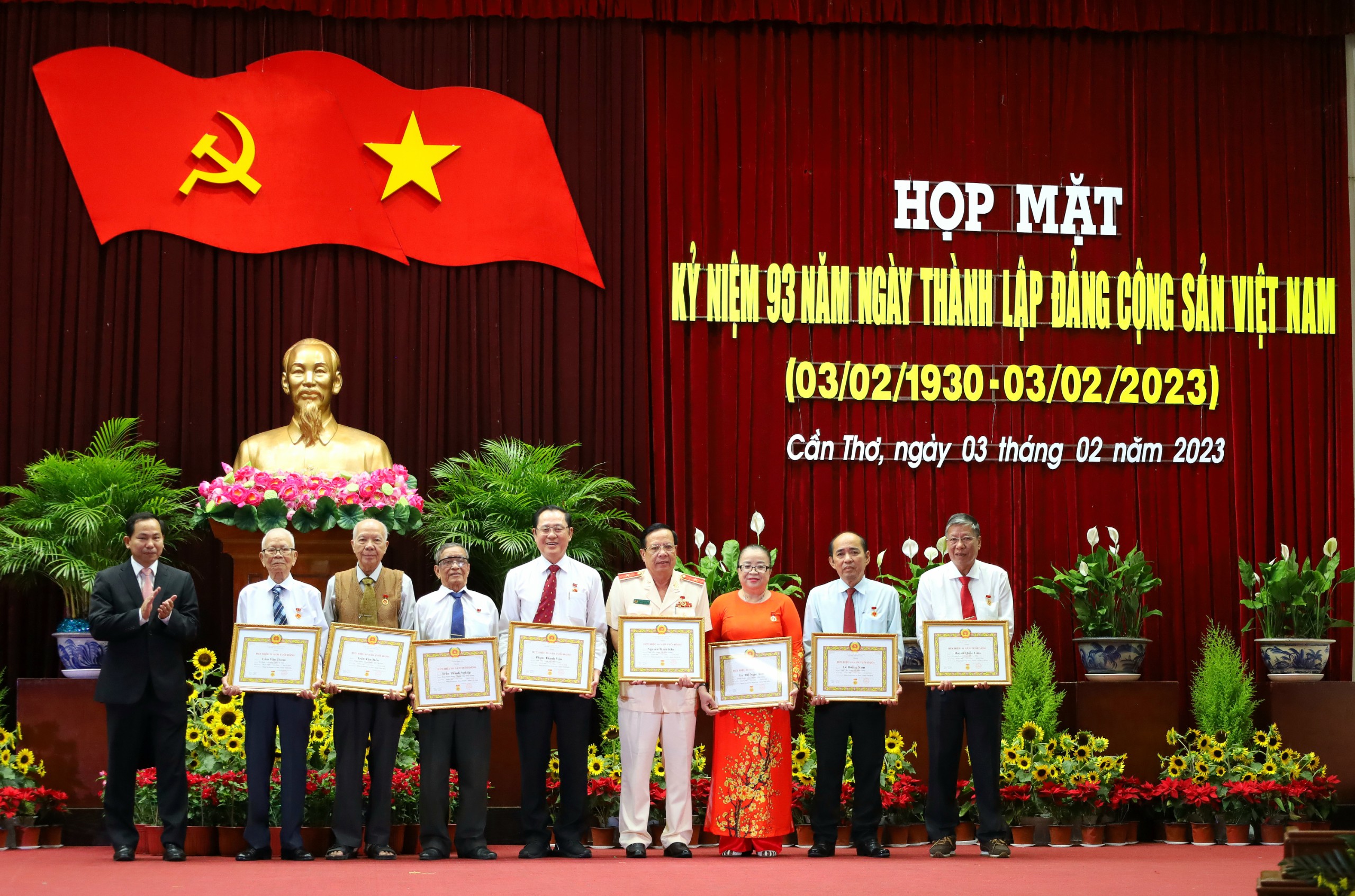 Ông Lê Quang Mạnh – UV BCH Trung ương Đảng, Bí thư Thành ủy Cần Thơ trao Huy hiệu 75 năm, 60 năm, 55 năm, 40 năm tuổi Đảng cho 8 đảng viên cao niên tuổi Đảng.