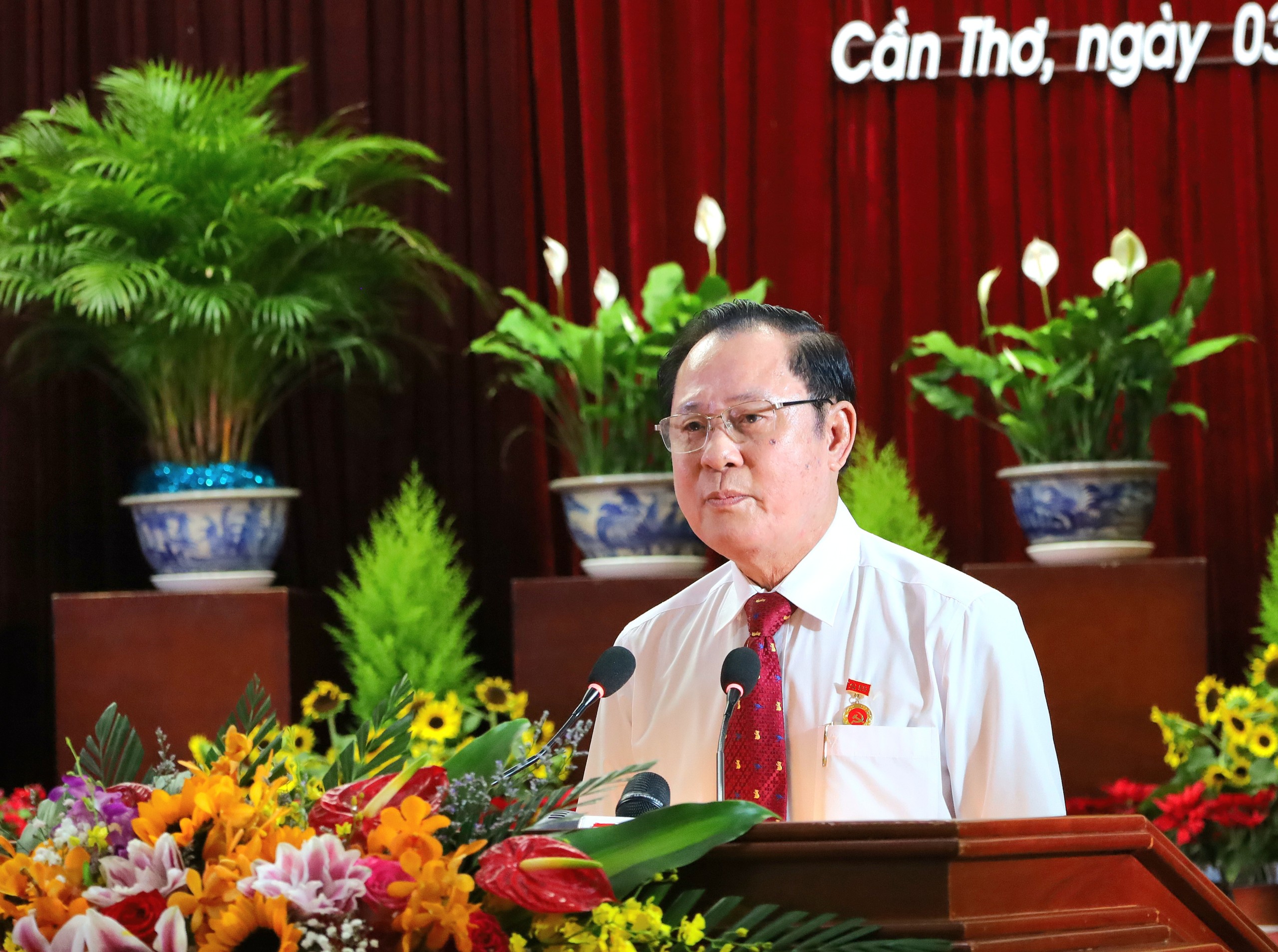 Ông Phạm Thanh Vận - Nguyên Phó Bí thư Thường trực Thành ủy Cần Thơ đại diện các Đảng viên được trao tặng Huy hiệu Đảng phát biểu cảm tưởng.