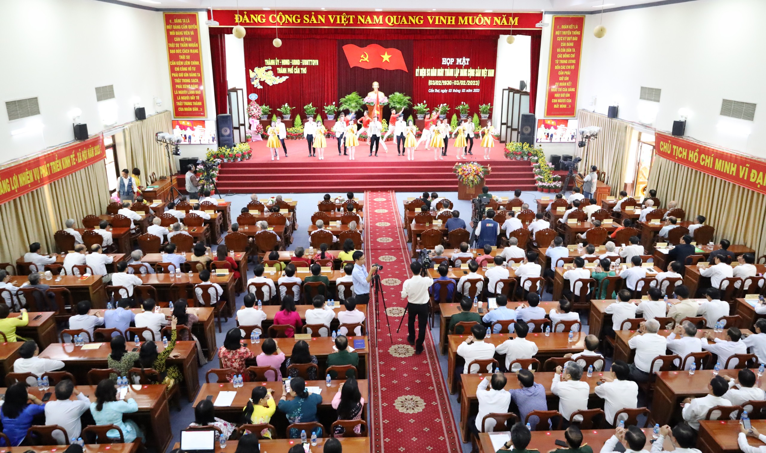 Quang cảnh buổi họp mặt Kỷ niệm 93 năm Ngày thành lập Đảng Cộng sản Việt Nam (3/2/1930 - 3/2/2023).