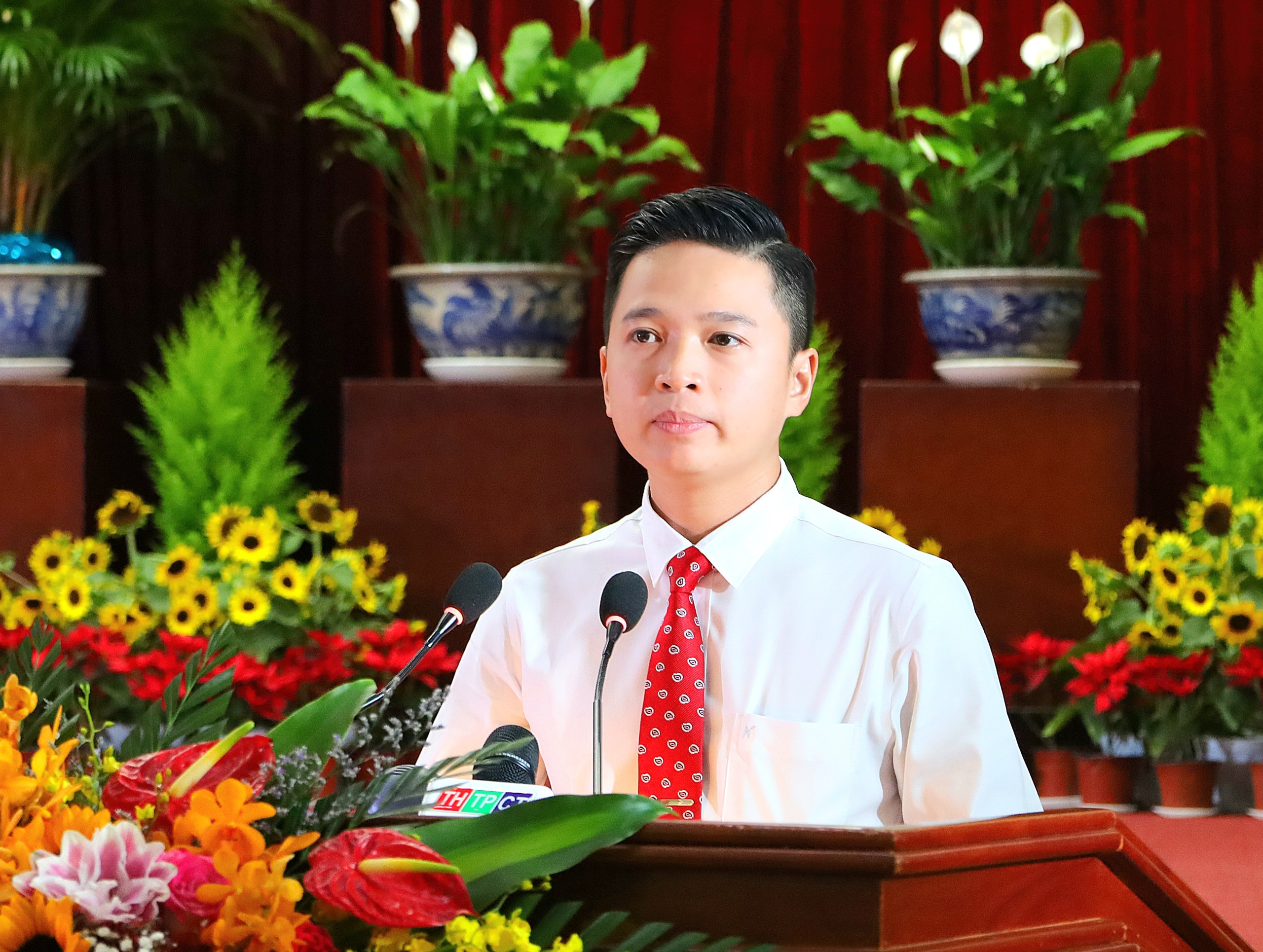 Anh Huỳnh Cảnh Thanh Lam - Phó Bí thư Đoàn Trường Cao đẳng Kinh tế Kỹ thuật Cần Thơ đại diện trí thức trẻ TP. Cần Thơ phát biểu cảm tưởng.