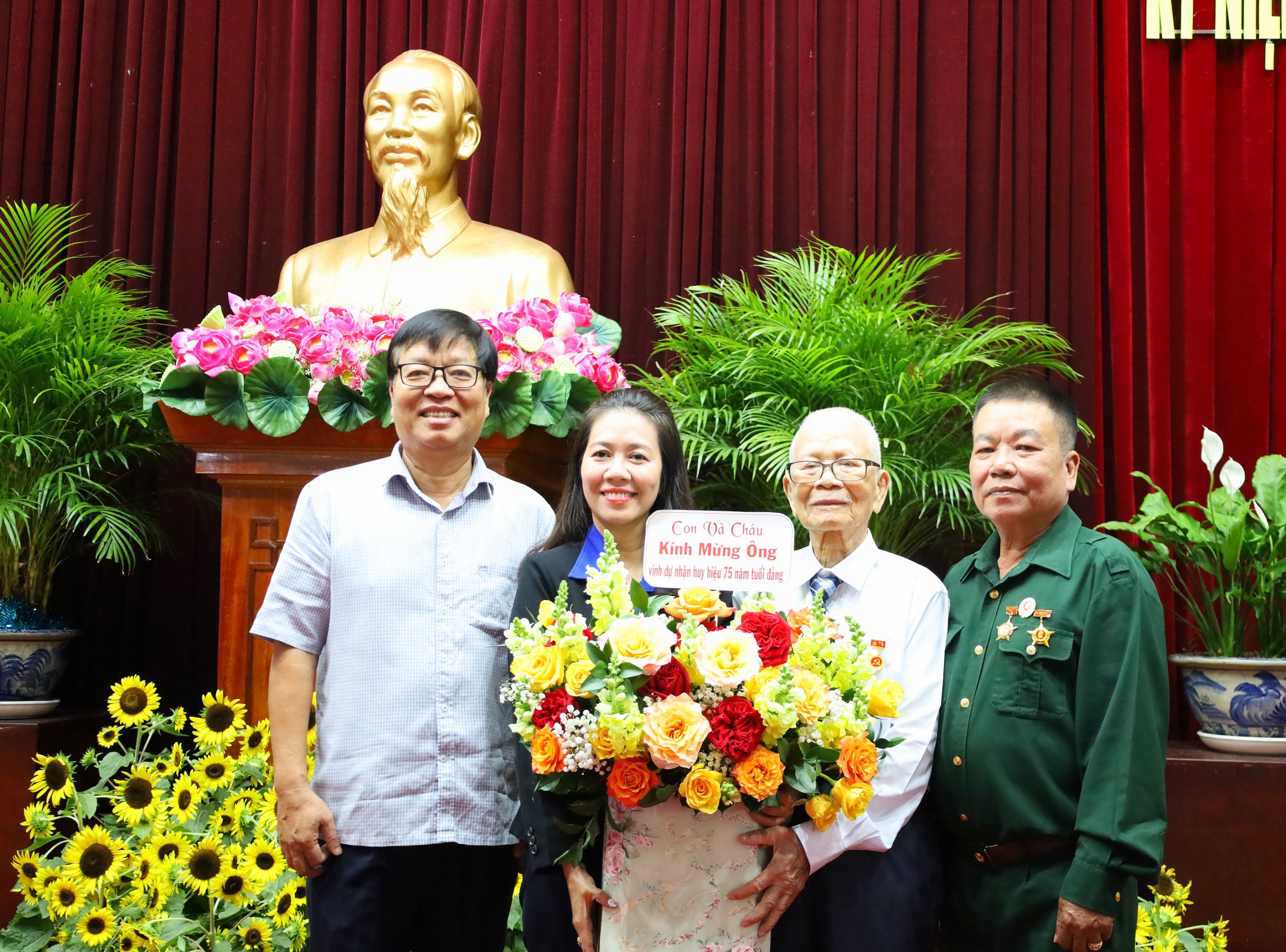 Gia đình chúc mừng ông Lâm Văn Thơm, Đảng bộ phường An Hòa, quận Ninh Kiều nhận huy hiệu 75 năm tuổi Đảng.