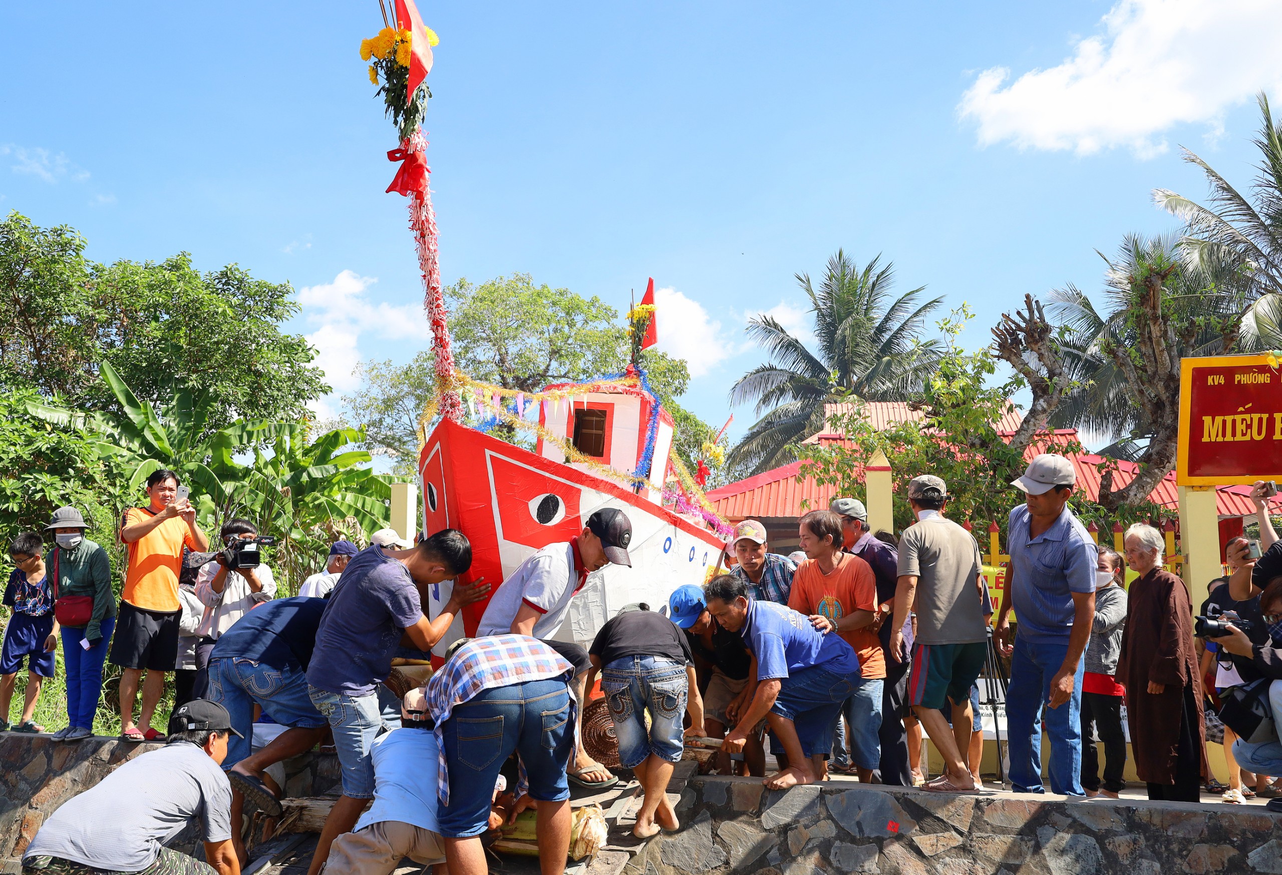 Chiếc bè chuối, bên trong chứa vàng mã, gạo muối, bánh trái và thức ăn dành riêng cho cô hồn trước khi mang ra ngả ba sông thả trôi theo dòng nước.