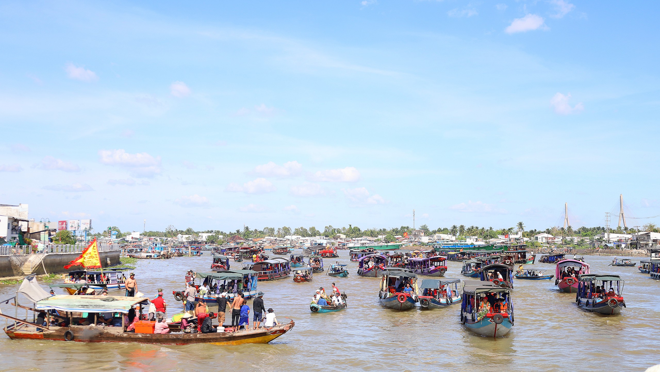 Tống ôn - tống gió là lễ tục có từ lâu đời ở miền đất Nam Bộ. Mục đích của lễ tục này là cầu bình an cho gia đình, xóm làng, tống khứ những gì xui rủi để mong đón nhận những điều tốt lành.