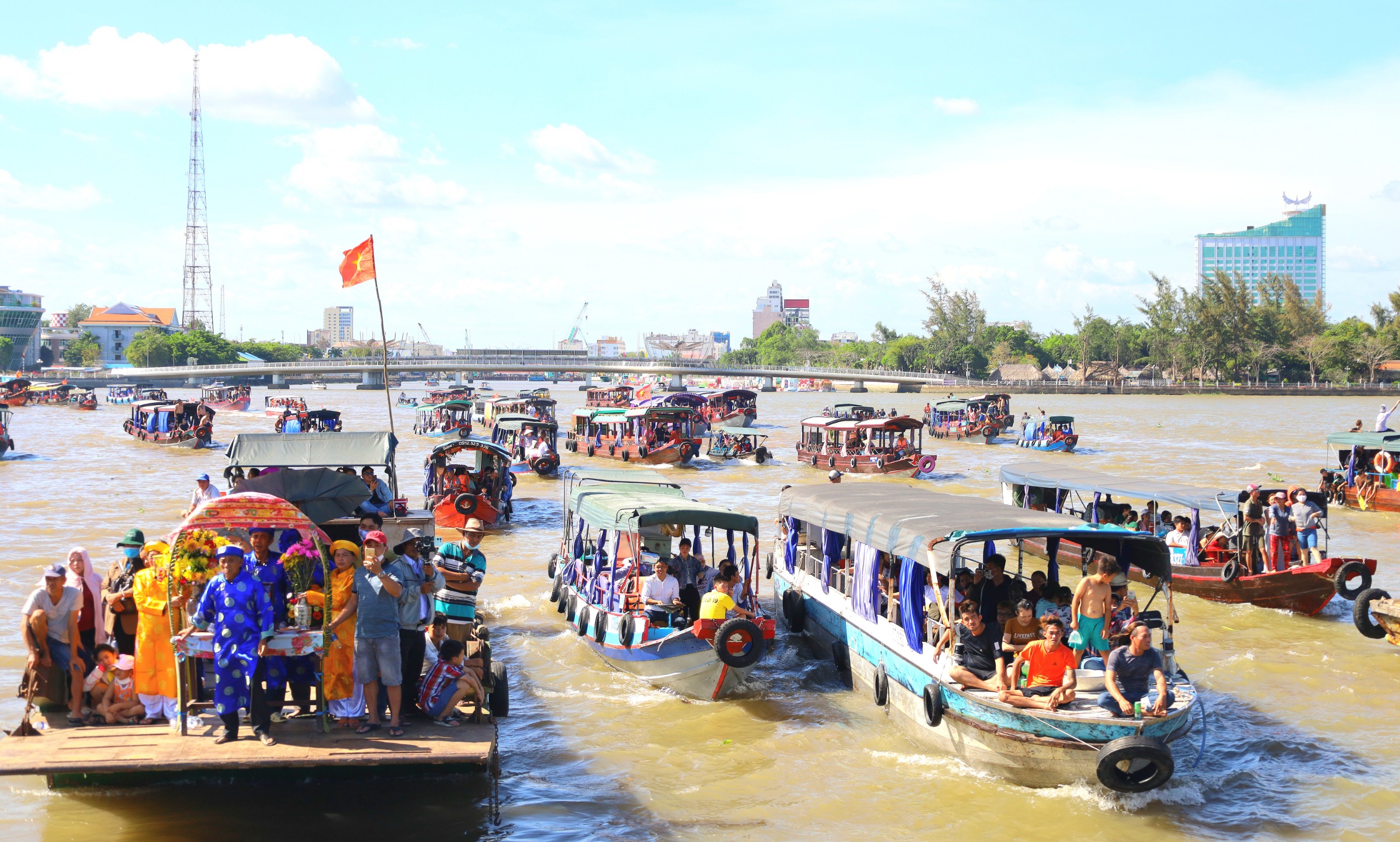 Hàng trăm ghe, tàu, thuyền lớn nhỏ đi sau tàu chở bè tống ôn di chuyển một vòng quanh khu vực sông Cần Thơ hơn 1 tiếng rồi mới di chuyển ra giữa sông Hậu làm lễ hạ bè tống ôn.