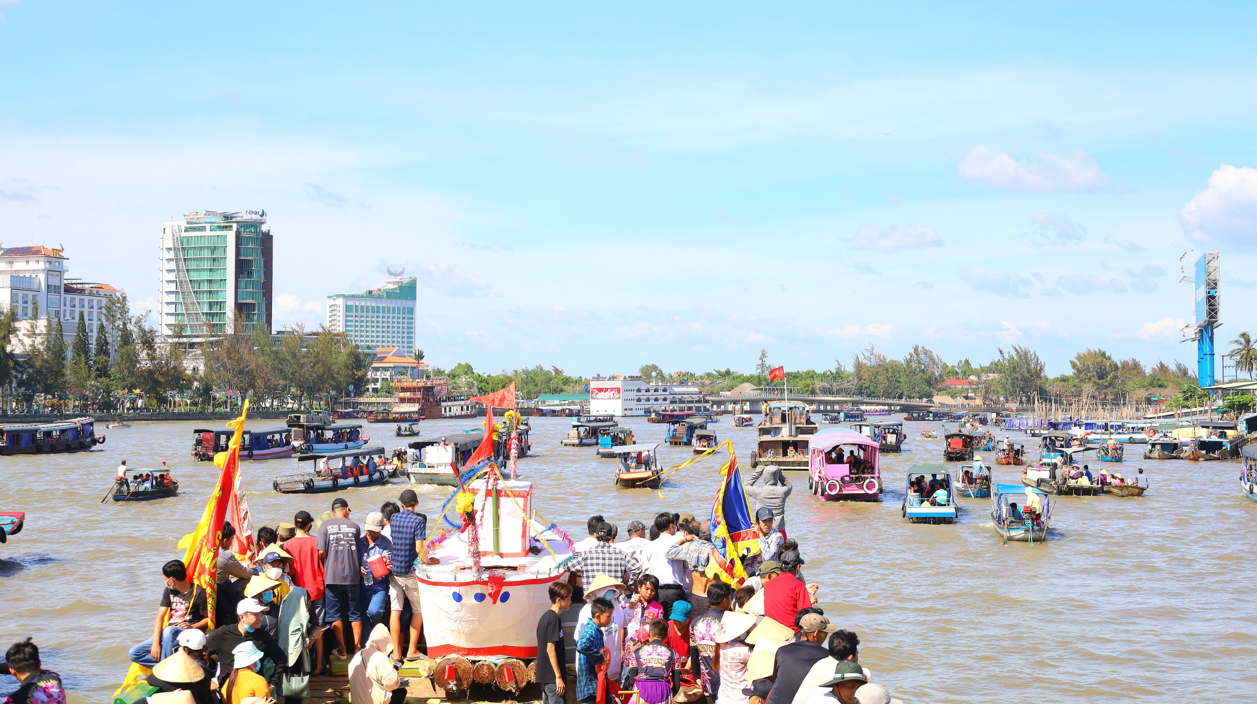 Lễ hội tống phong, tống ôn có nghĩa tống khứ, xua đuổi những luồng gió độc hại, những loại tà khí, ô uế có thể sinh ra dịch bệnh trong năm.