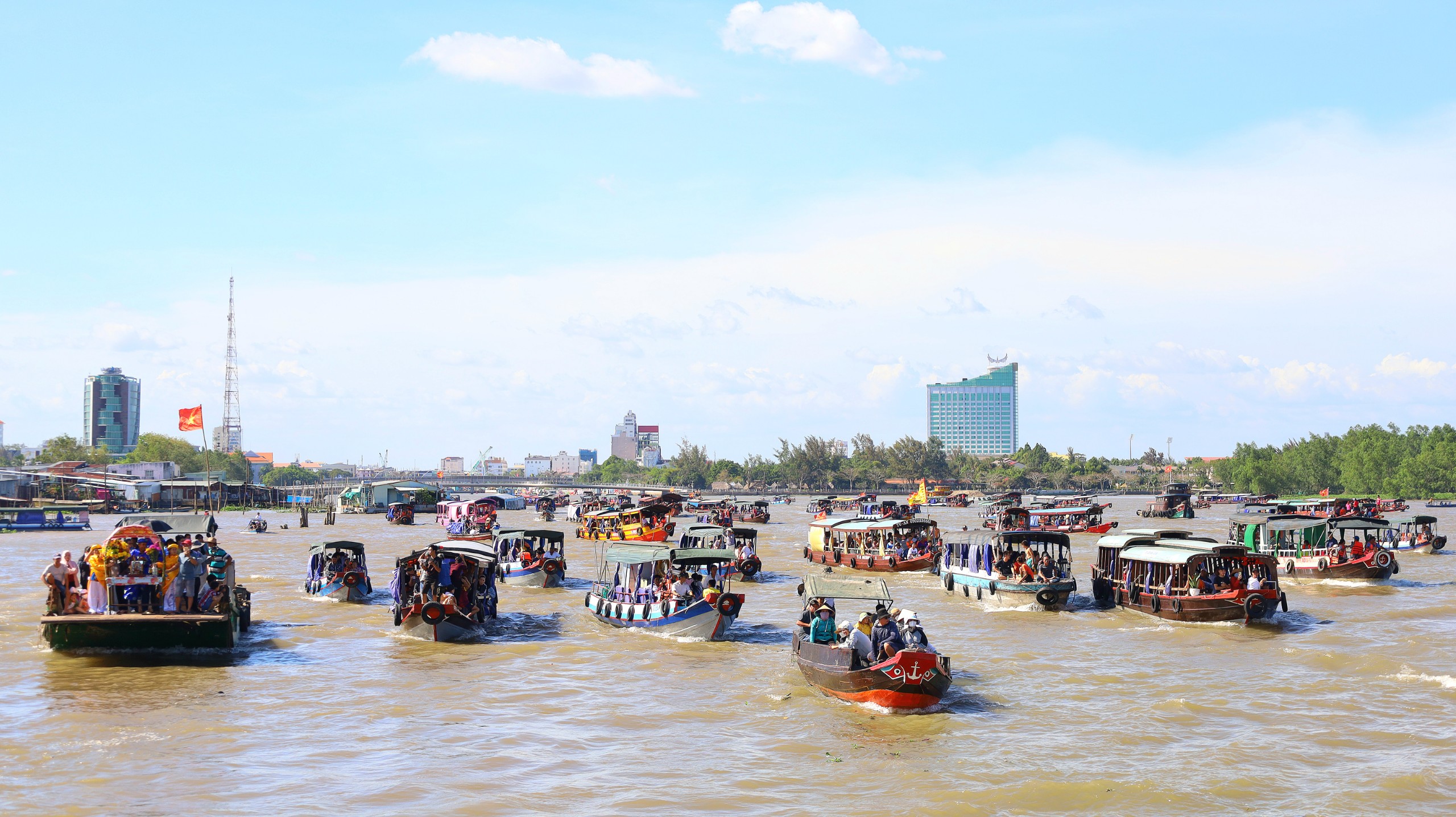 Cảnh xuồng ghe tiễn đưa bè ra sông với một khí thế tưng bừng và náo nhiệt.