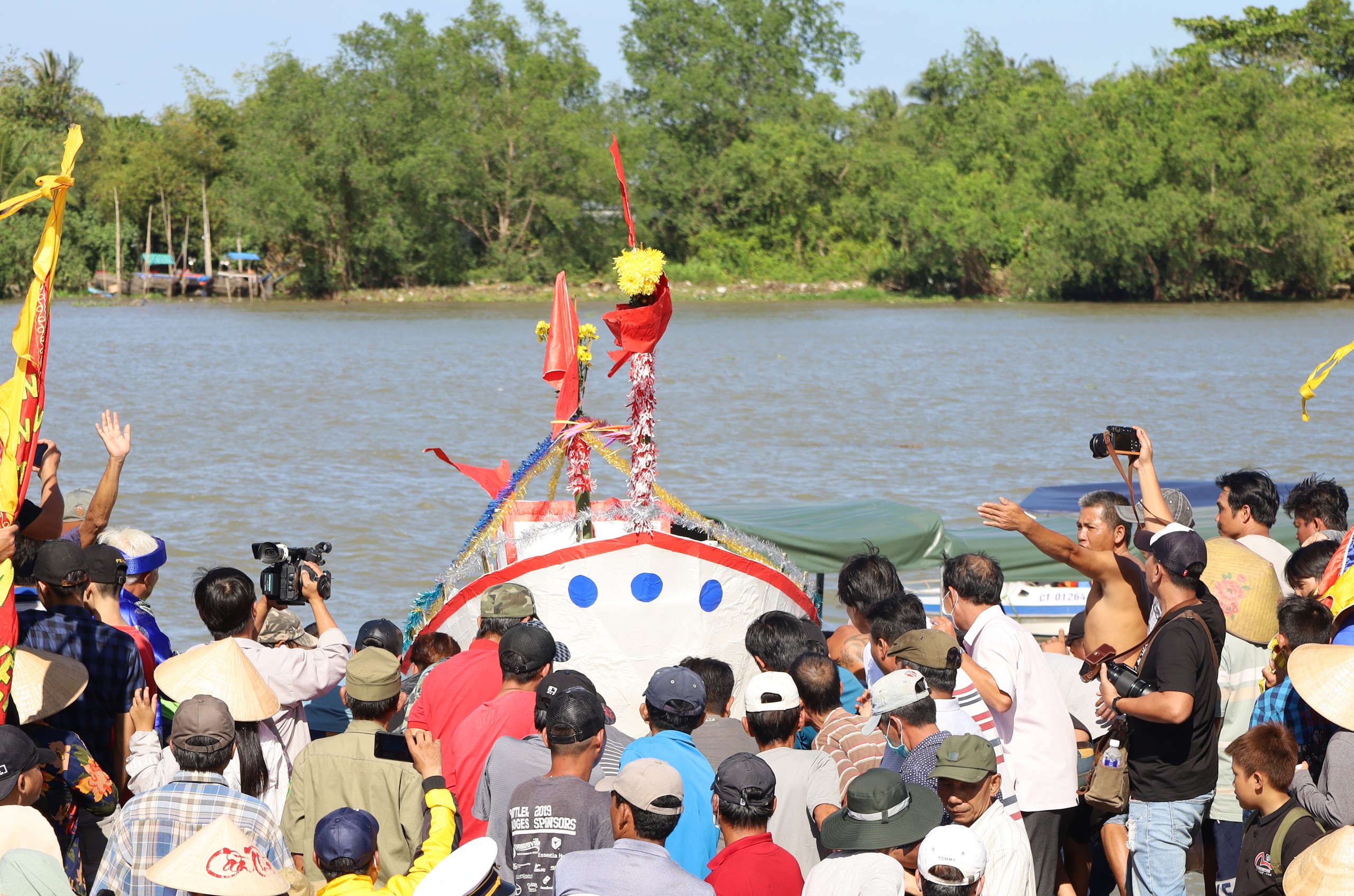 Tiến hành hạ bè tống ôn.