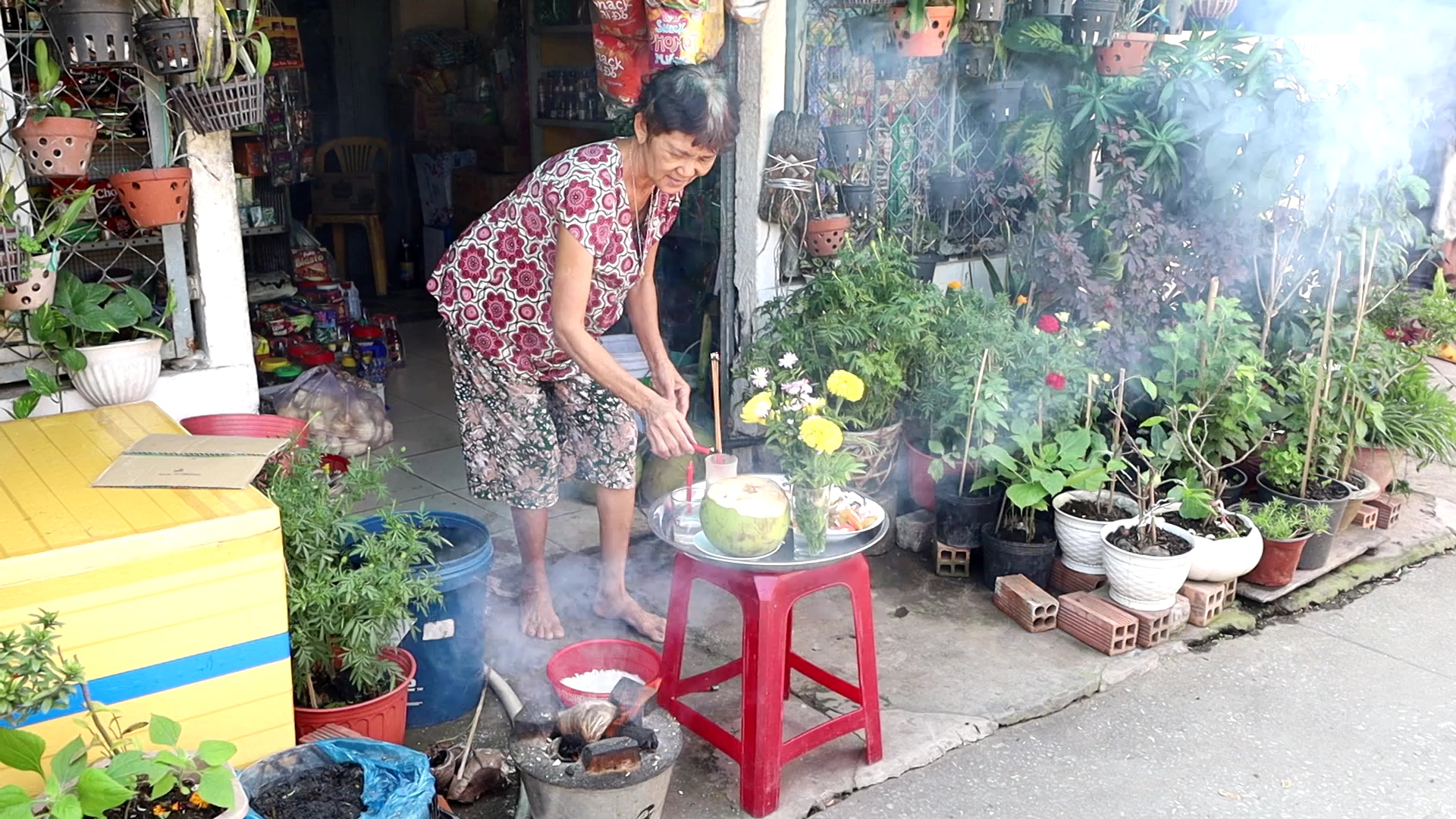 Trước đó, nhiều người dân cũng đốt muối trước cửa nhà để tống khứ, xua đuổi những luồng gió độc hại, những loại tà khí, ô uế có thể sinh ra dịch bệnh trong năm.