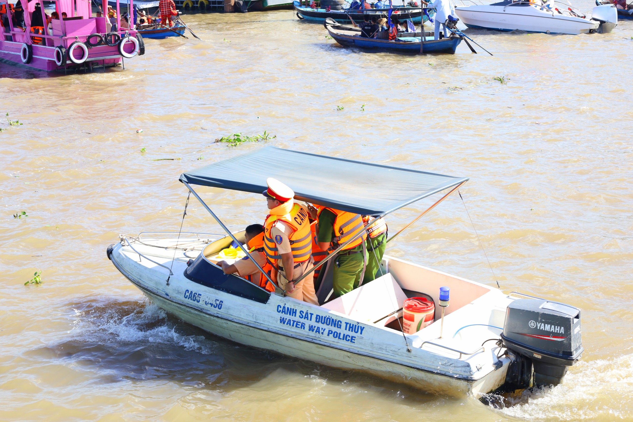 Để bảo đảm an toàn khi lễ hội diễn ra, lực lượng cảnh sát giao thông đường thủy, thanh tra giao thông đã có mặt tuần tra khắp một đoạn sông khi các ghe, thuyền diễu hành để nhắc nhở người dân tham gia đảm bảo an toàn.