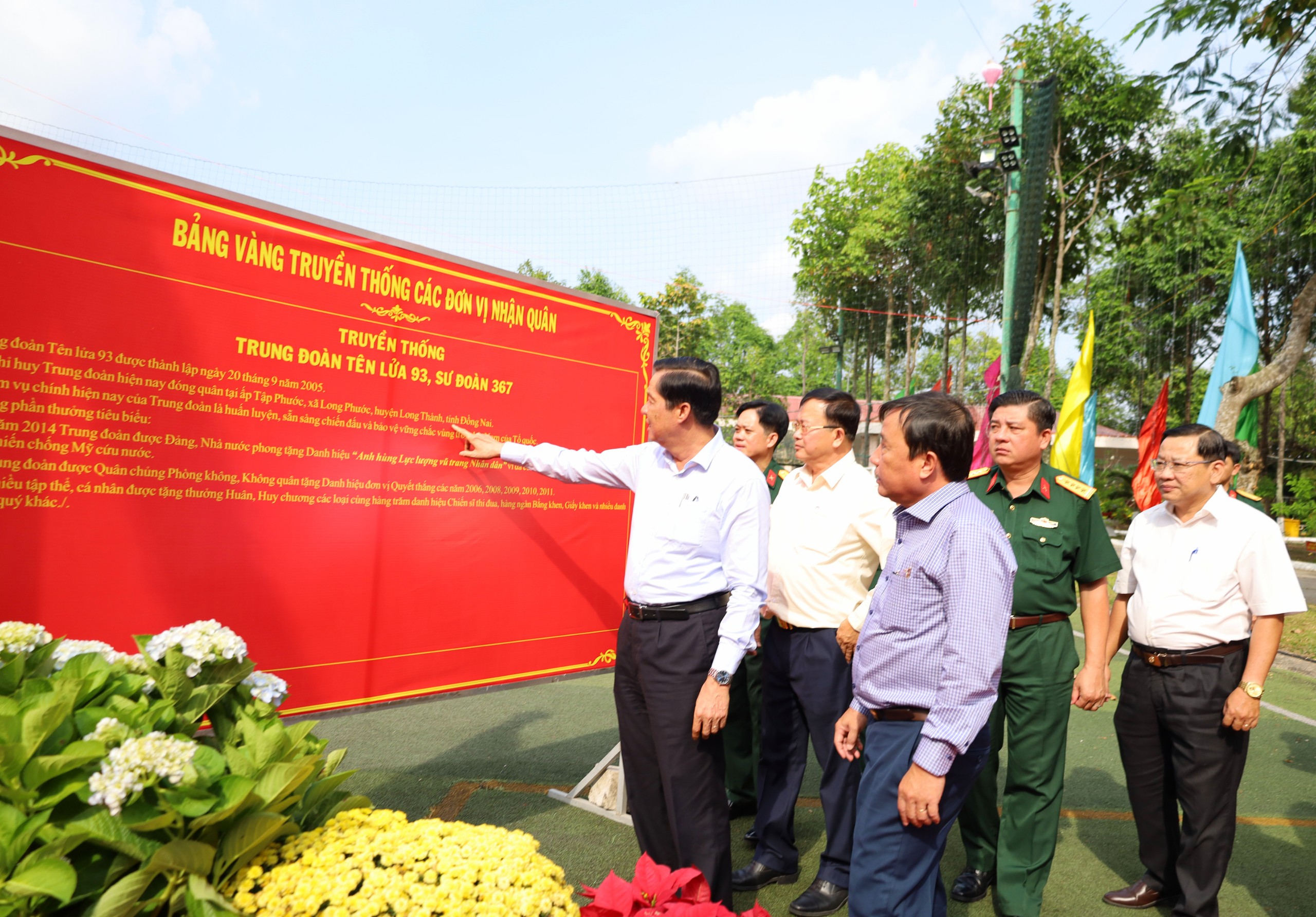 Ông Phạm Văn Hiểu – Phó Bí thư Thường trực Thành ủy, Chủ tịch HĐND TP. Cần Thơ và đoàn công tác kiểm tra công tác chuẩn bị địa điểm, cơ sở vật chất, bảo đảm an ninh trật tự, an toàn giao thông cho lễ giao nhận quân năm 2023 tại Ban Chỉ huy Quân sự quận Ninh Kiều.