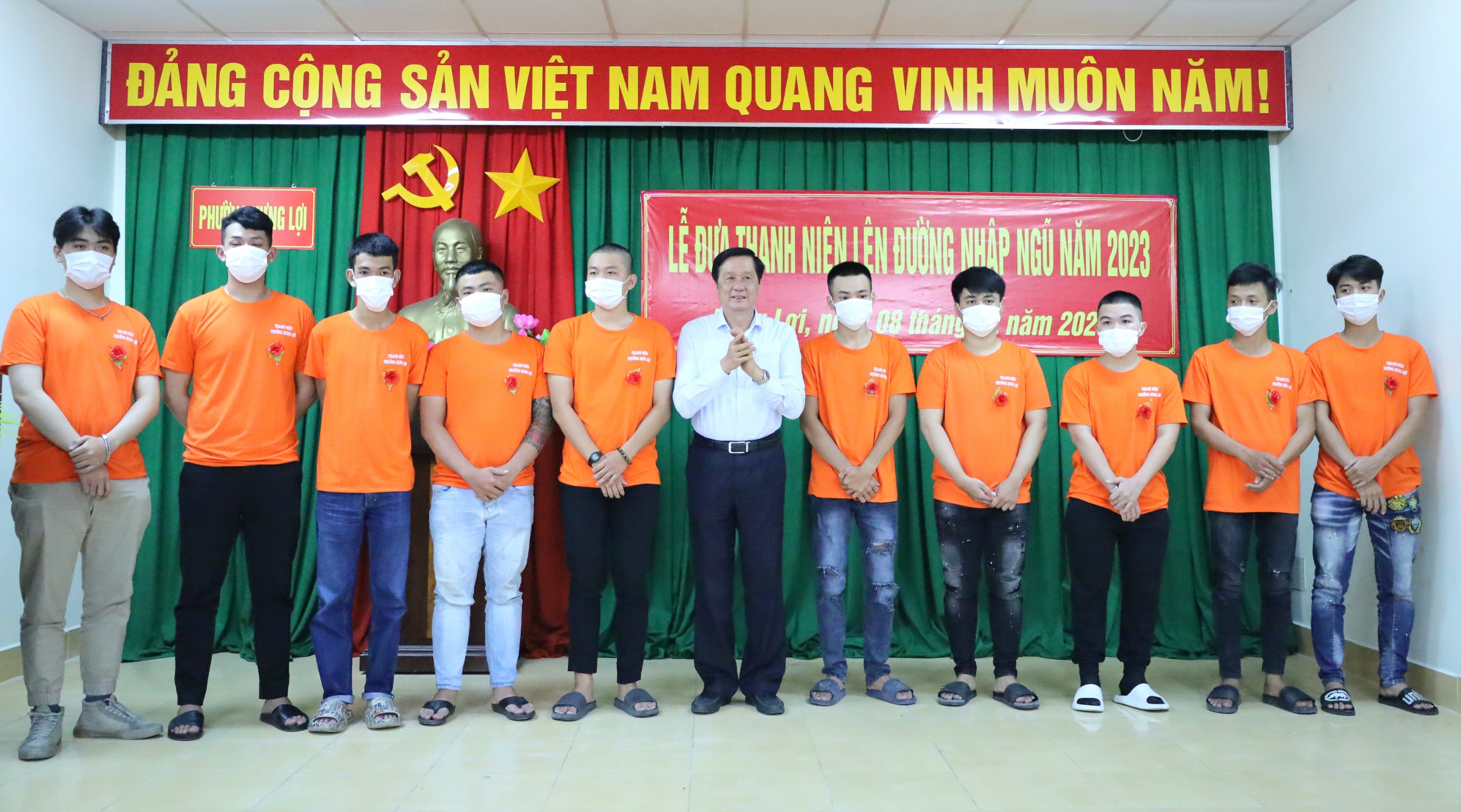 Ông Phạm Văn Hiểu – Phó Bí thư Thường trực Thành ủy, Chủ tịch HĐND TP. Cần Thơ cài hoa cho các thanh niên lên đường nhập ngũ.