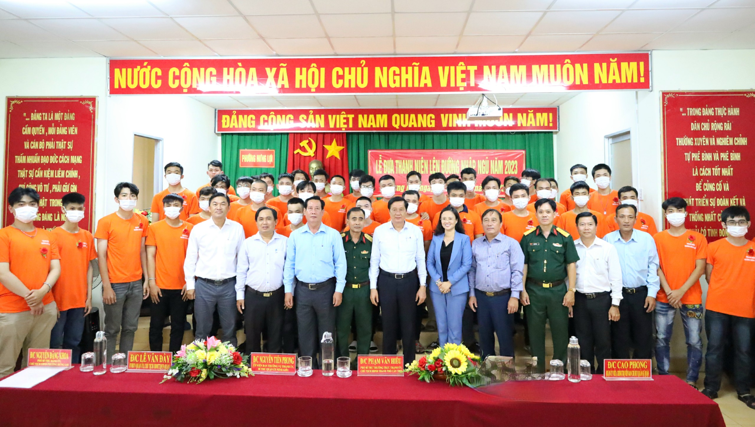 Các đại biểu chụp hình lưu niệm cùng các thanh niên chuẩn bị lên đường nhập ngũ tại phường Hưng Lợi, quận Ninh Kiều.