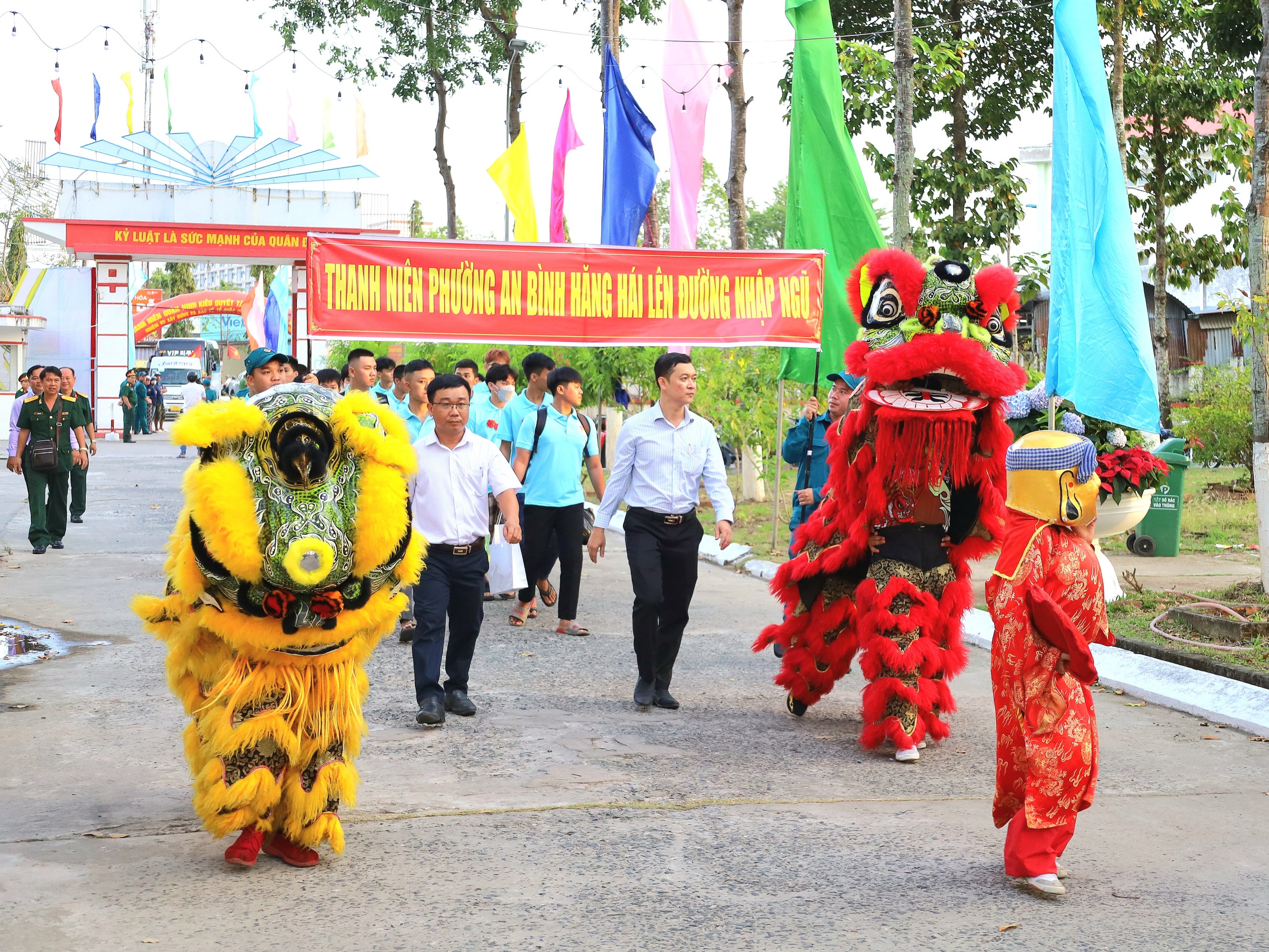 Lãnh đạo phường An Bình đưa thanh niên tập trung về Ban Chỉ huy quân sự quận Ninh Kiều.