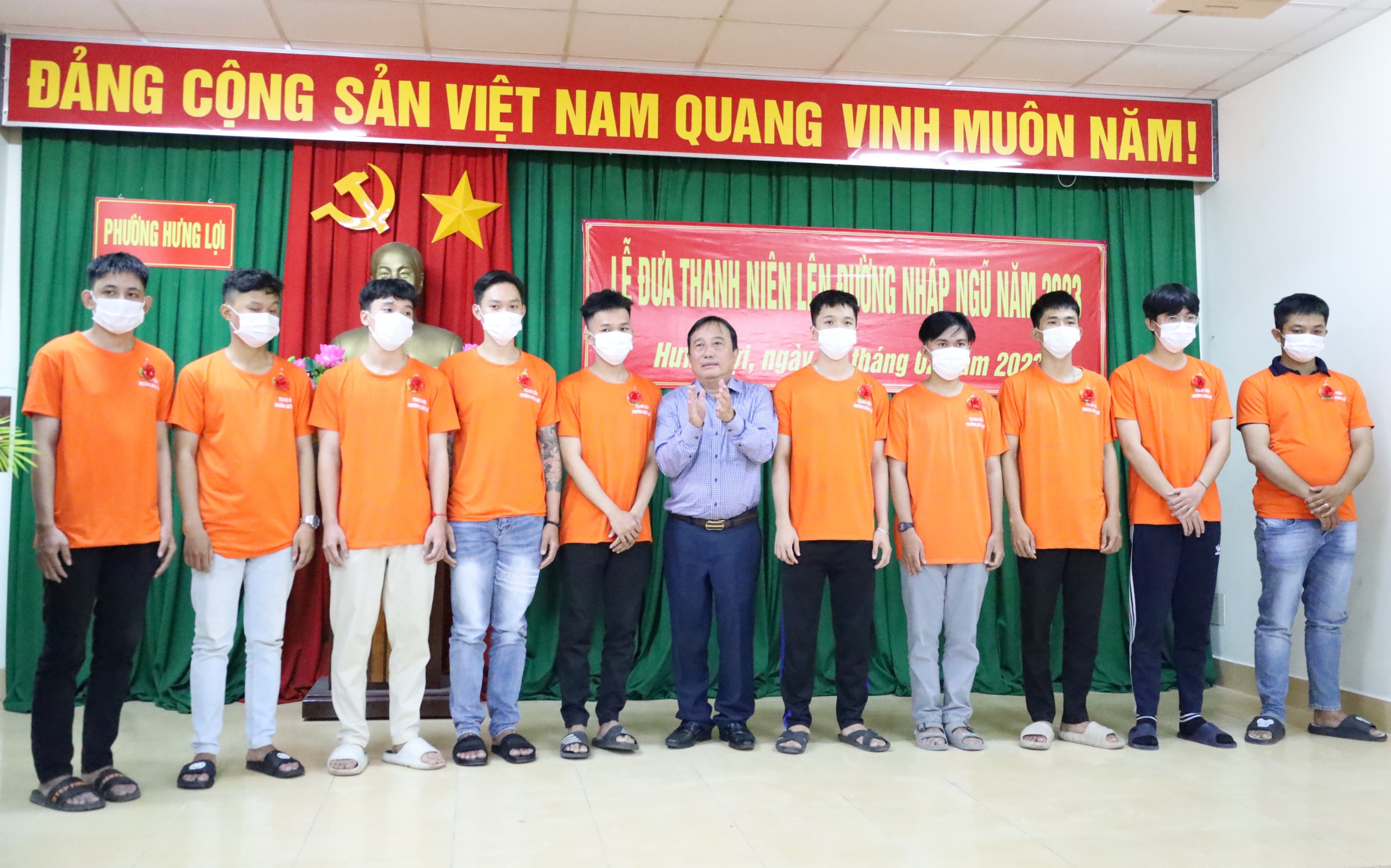 Ông Nguyễn Tiền Phong – UV BTV Thành ủy, Bí thư Quận ủy Ninh Kiều cài hoa cho các thanh niên lên đường nhập ngũ.