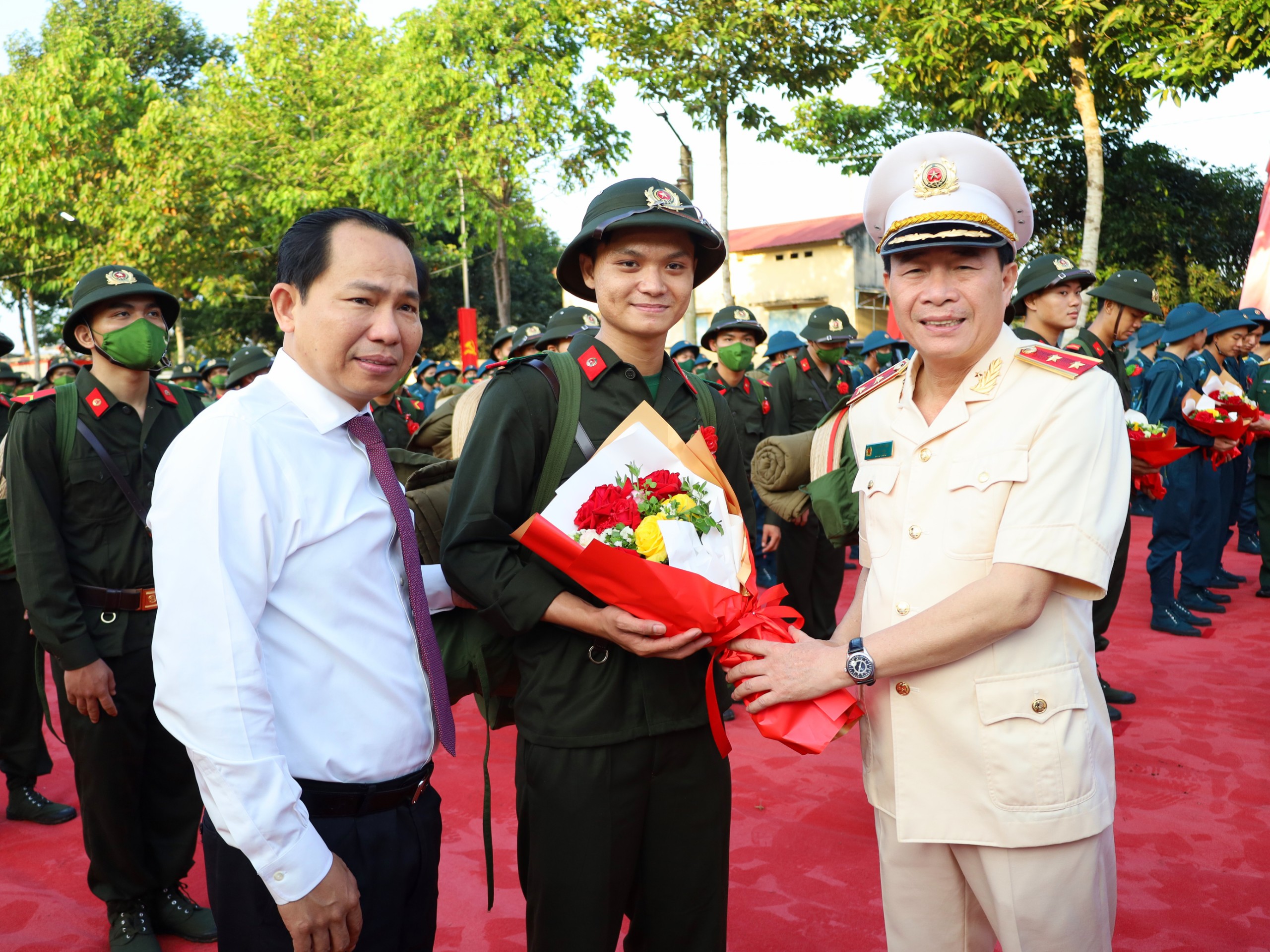 Trung tướng Lê Quốc Hùng - Ủy viên Trung ương Đảng, Thứ trưởng Bộ Công an và ông Lê Quang Mạnh - Ủy viên Trung ương Đảng, Bí thư Thành ủy Cần Thơ tặng hoa cho công dân lên đường nhập ngũ.