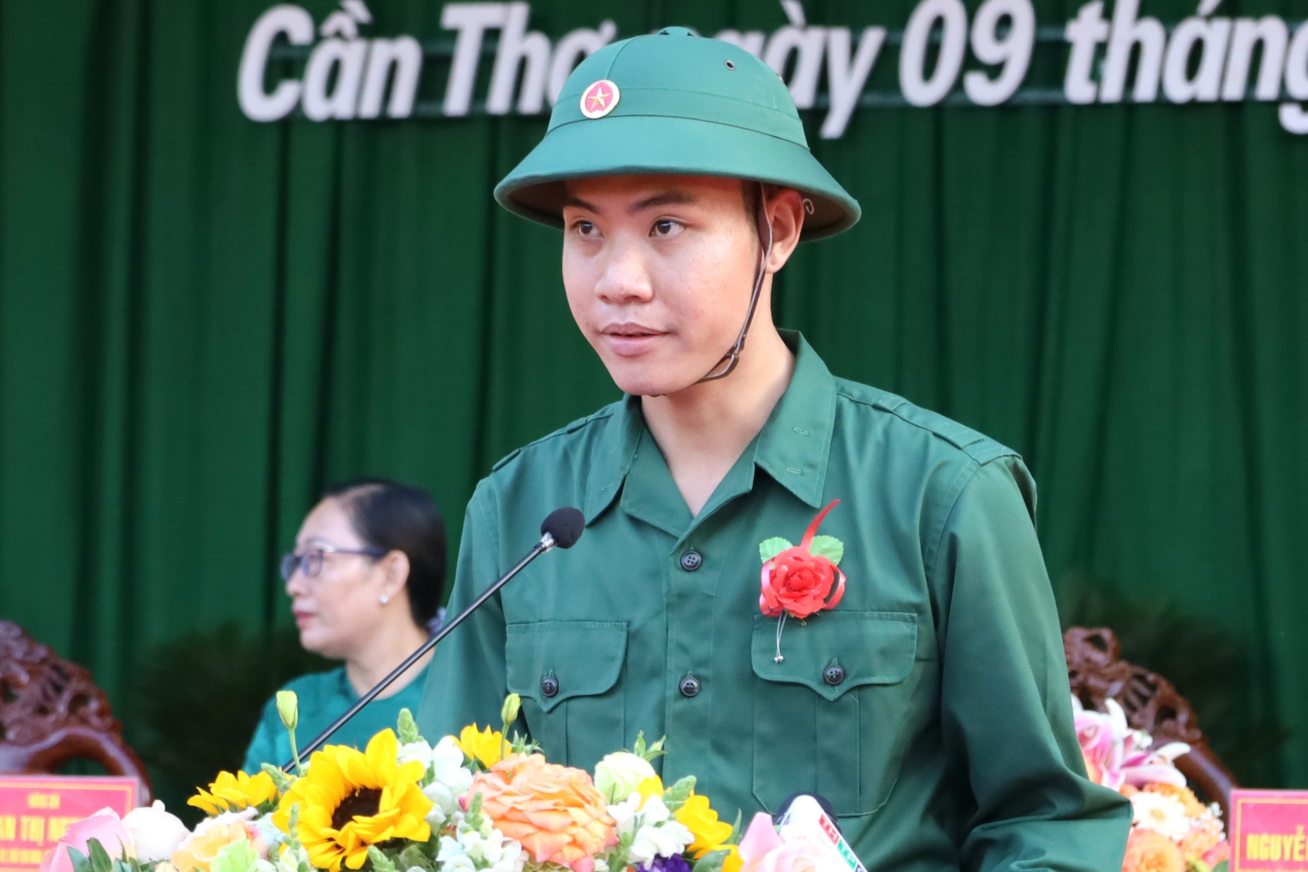 Tân binh Cao Trọng Quý, đại diện cho các thanh niên ưu tú nhập ngũ phát biểu.