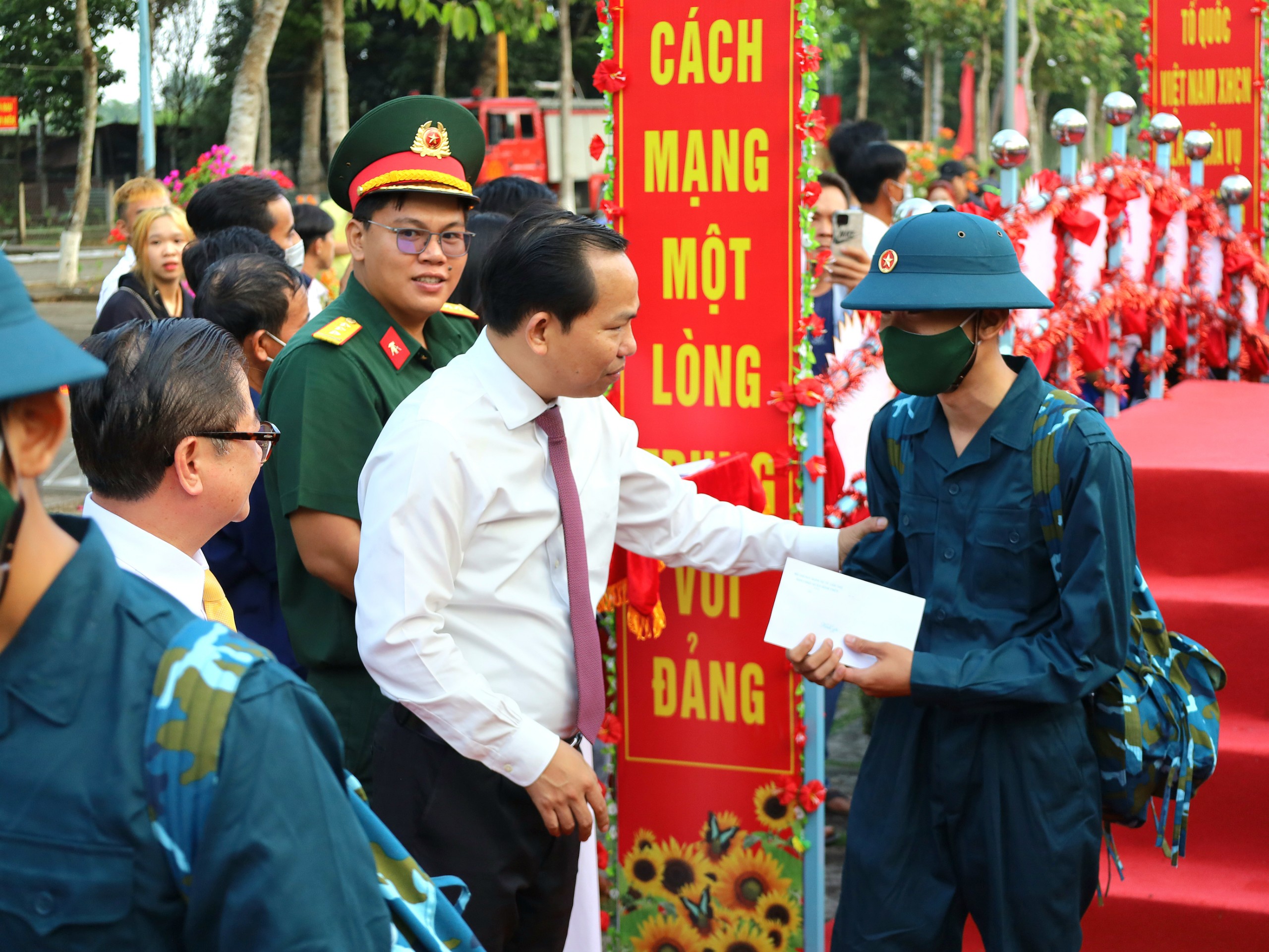 Ông Lê Quang Mạnh - Ủy viên Trung ương Đảng, Bí thư Thành ủy Cần Thơ tặng quà và động viên thanh niên lên đường nhập ngũ.