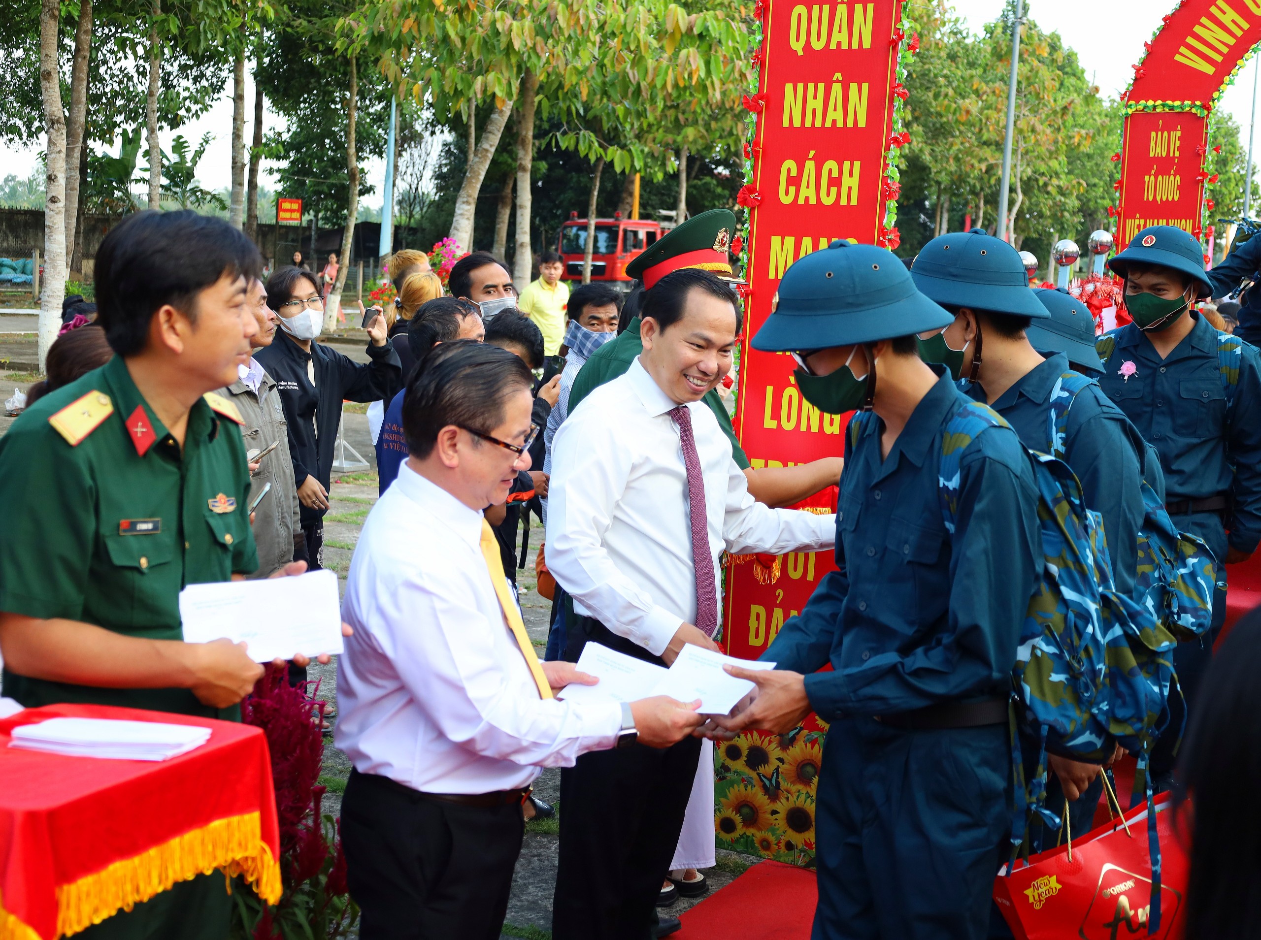 Ông Trần Việt Trường - Phó Bí thư Thành ủy, Chủ tịch UBND thành phố, Chủ tịch Hội đồng NVQS TP. Cần Thơ tặng quà và động viên thanh niên lên đường nhập ngũ.