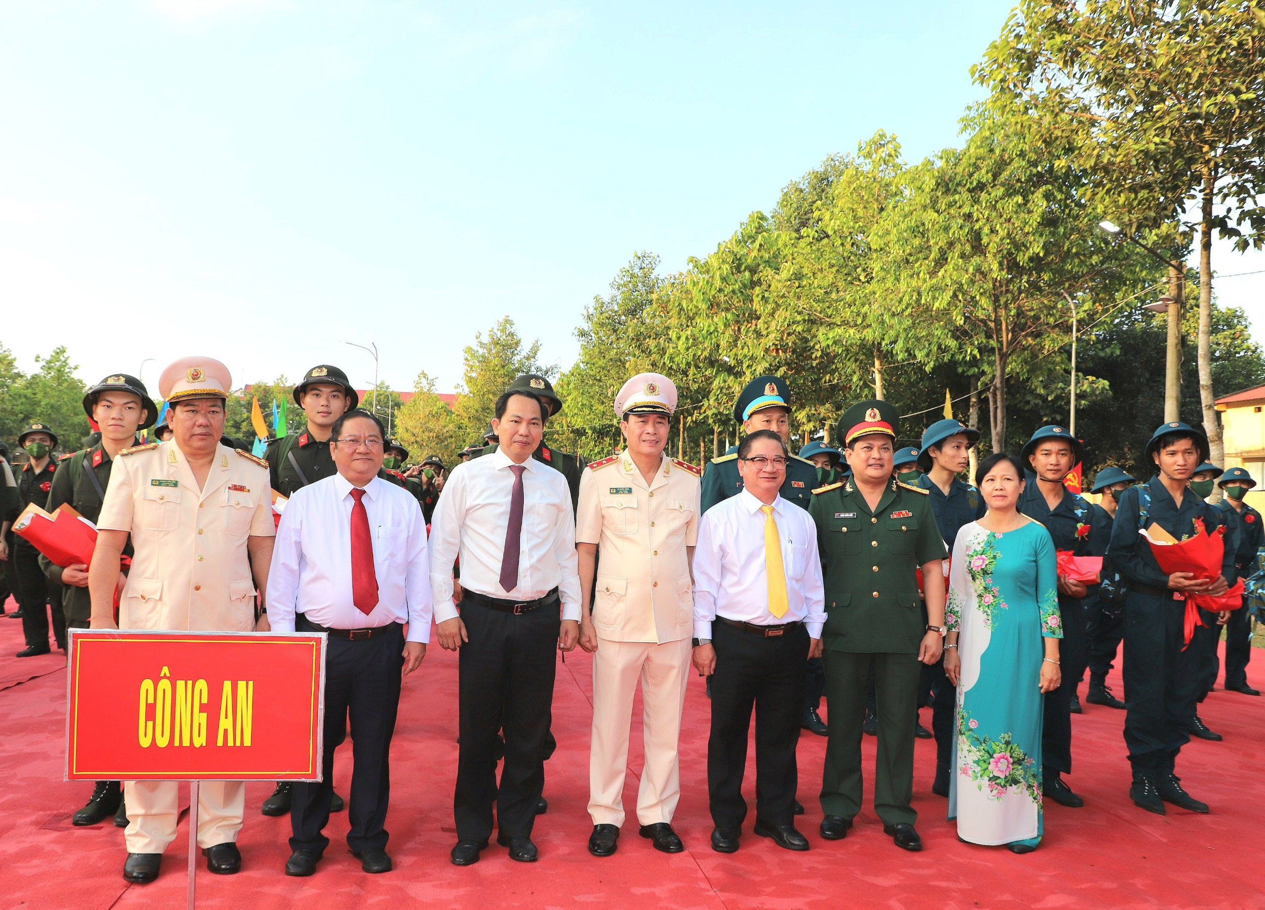 Các đại biểu chụp hình lưu niệm cùng thanh niên lên đường nhập ngũ.