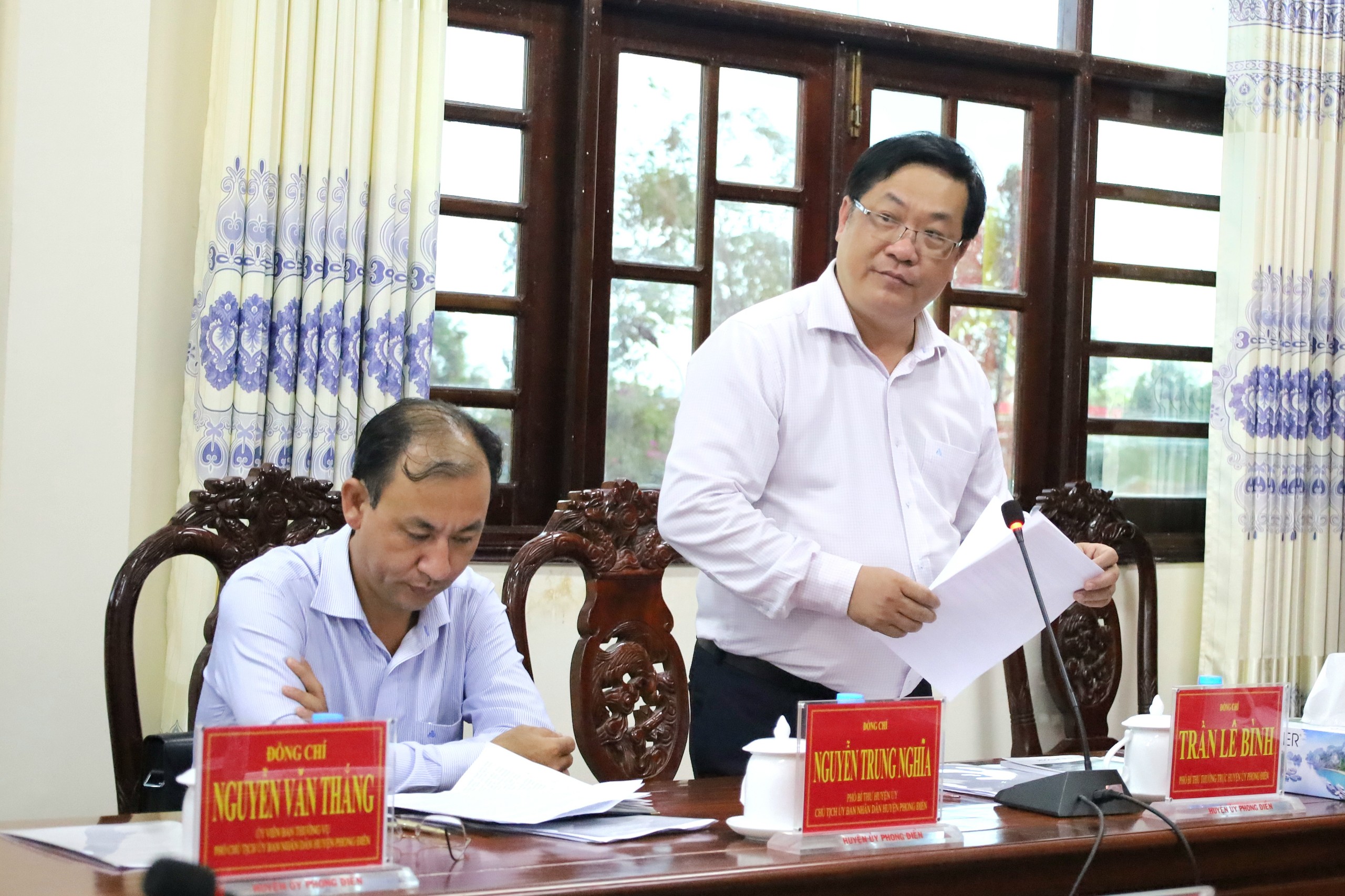 Ông Trần Lê Bình - Phó Bí thư thường trực Huyện ủy Phong Điền thay mặt Ban Thường vụ báo cáo về tình hình phát triển Kinh tế - Xã hội năm 2022.