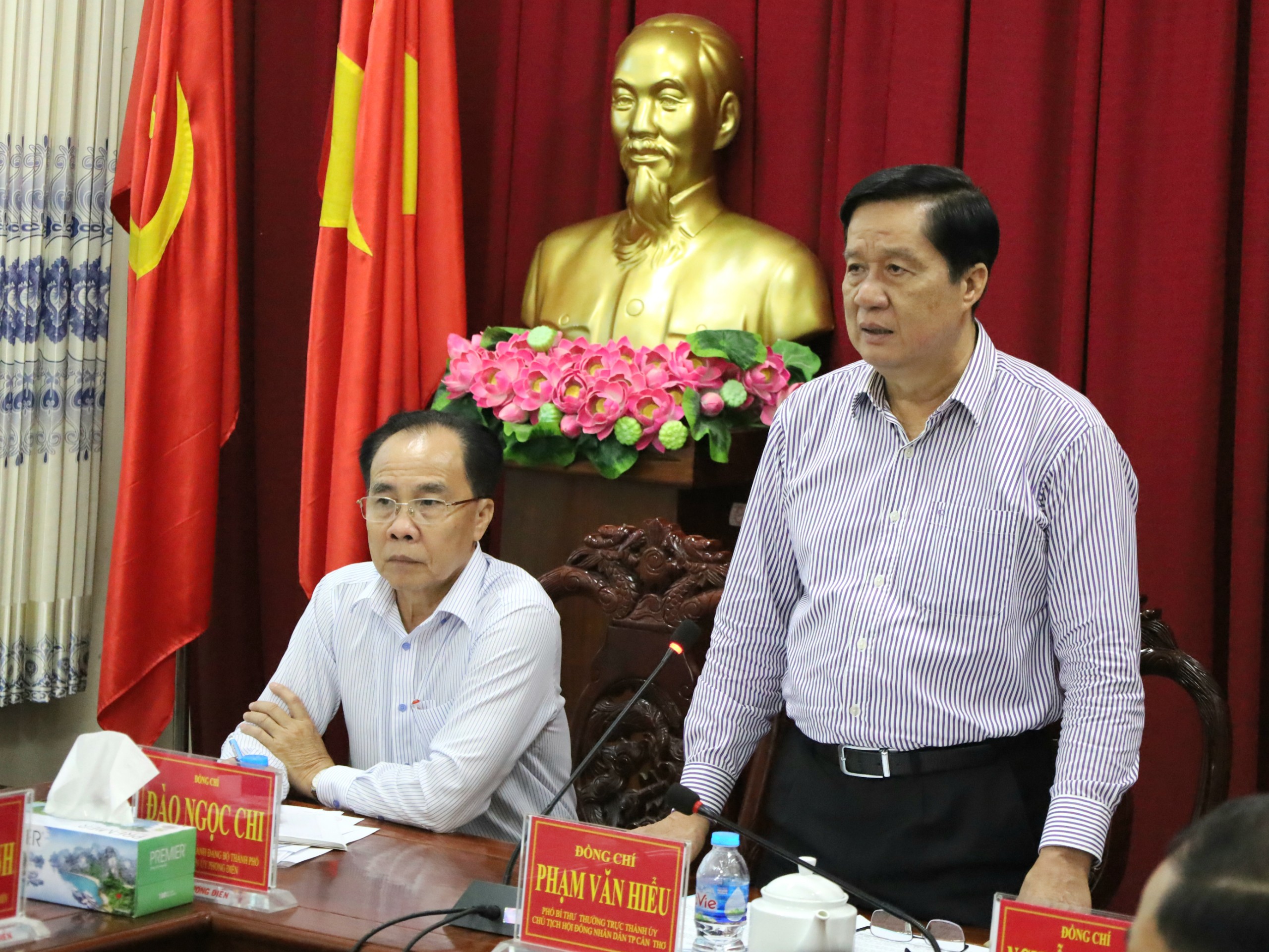 Ông Phạm Văn Hiểu - Phó Bí thư thường trực Thành ủy, Chủ tịch HĐND TP. Cần Thơ phát biểu tại buổi làm việc với Ban Thường vụ Huyện ủy Phong Điền.