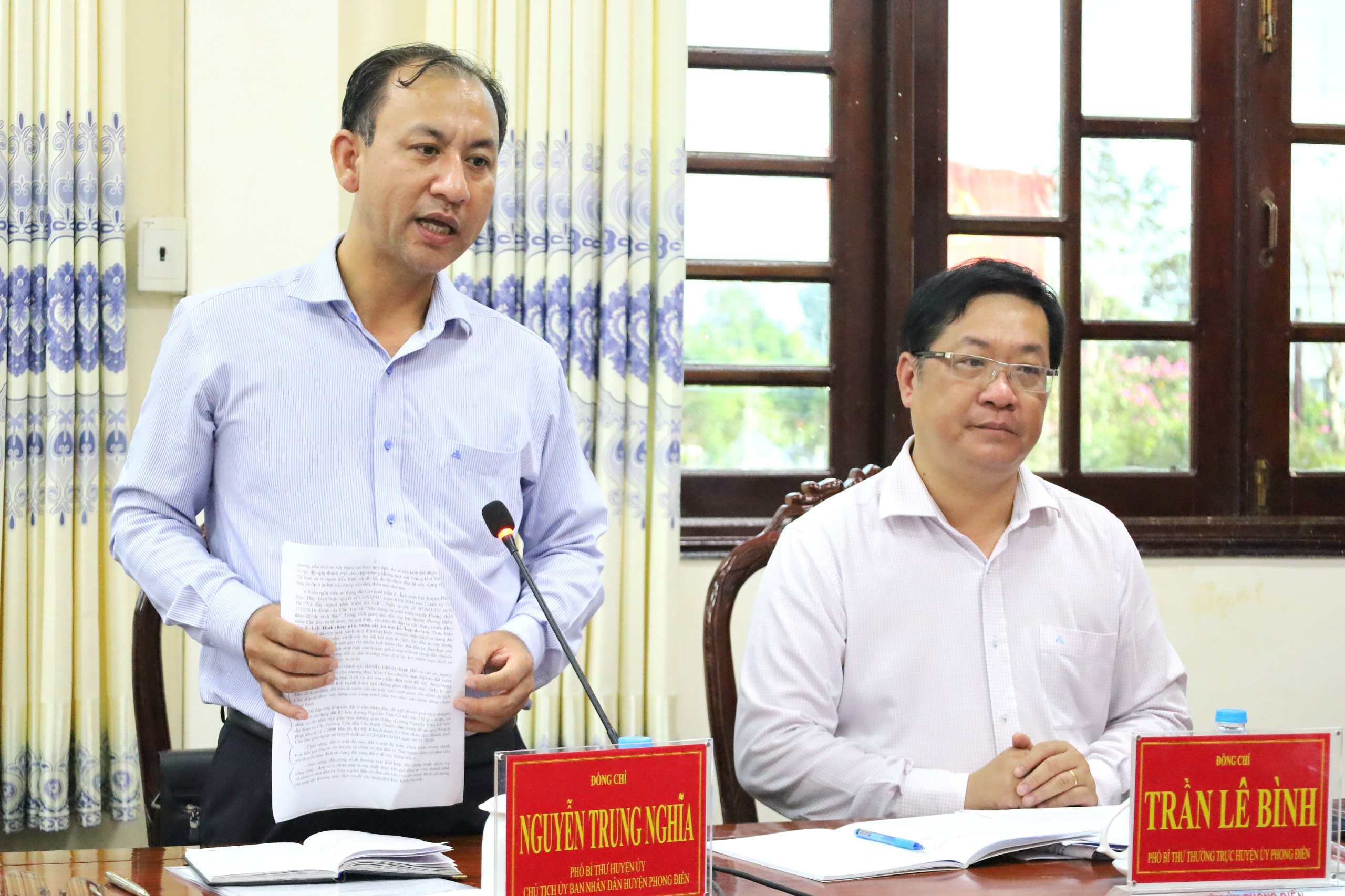 Ông Nguyễn Trung Nghĩa - Chủ tịch UBND huyện Phong Điền phát biểu đề xuất, kiến nghị đến lãnh đạo thành phố.