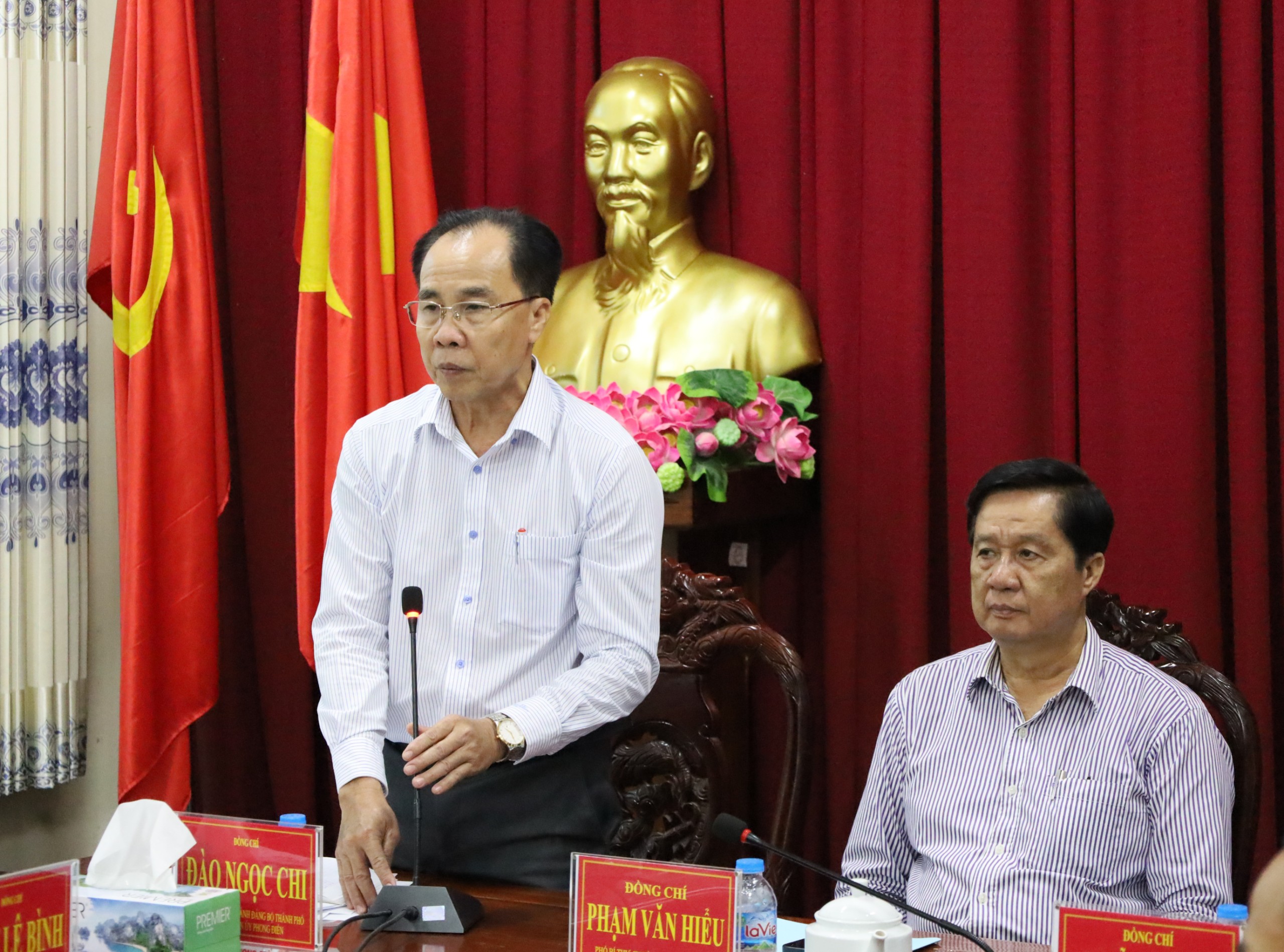 Ông Đào Ngọc Chi - Bí thư Huyện ủy Phong Điền phát biểu tiếp thu ý kiến chỉ đạo của lãnh đạo Thành ủy Cần Thơ.